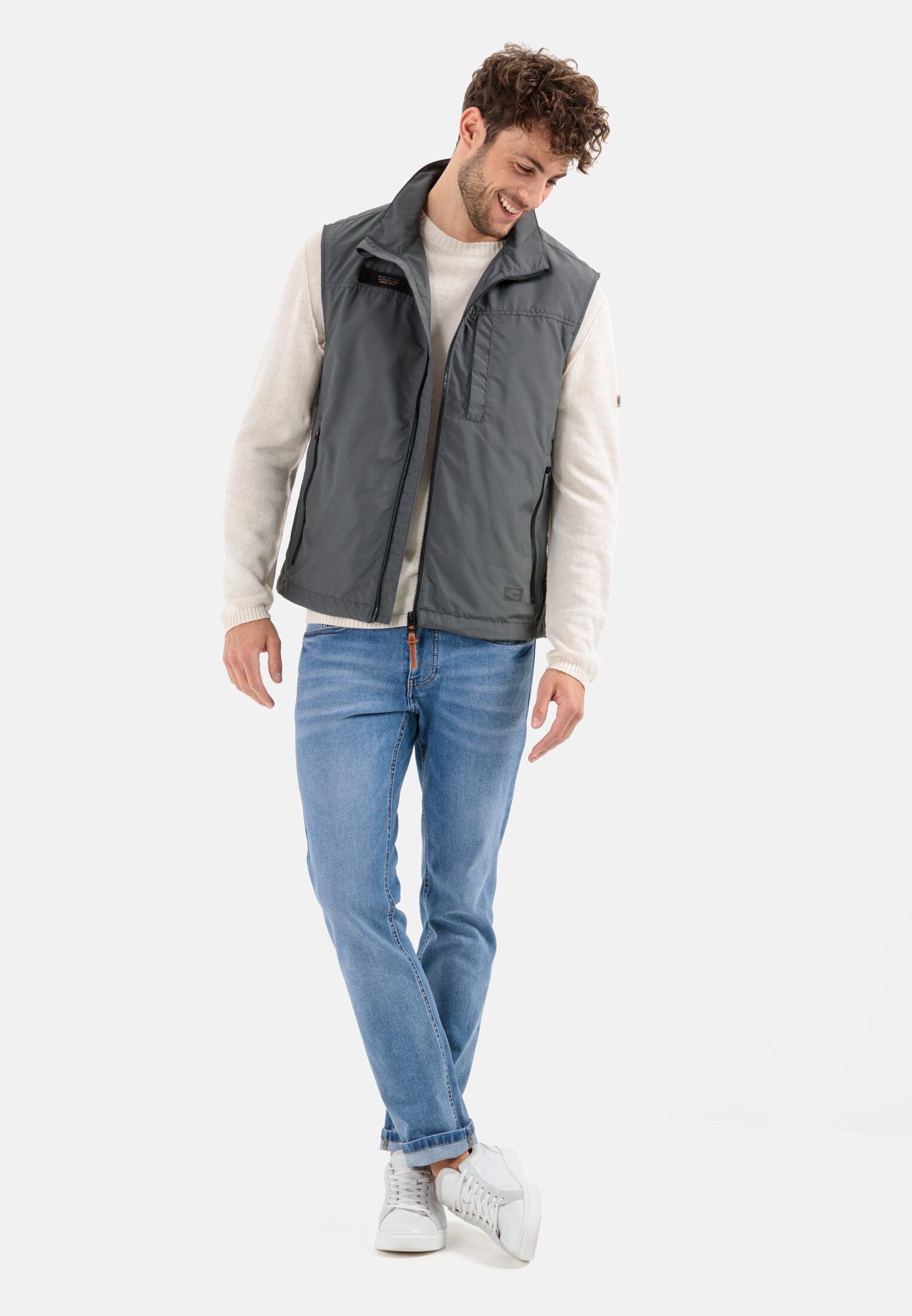 Herren Leichte Weste aus recyceltem Polyester Grau getragen emotional