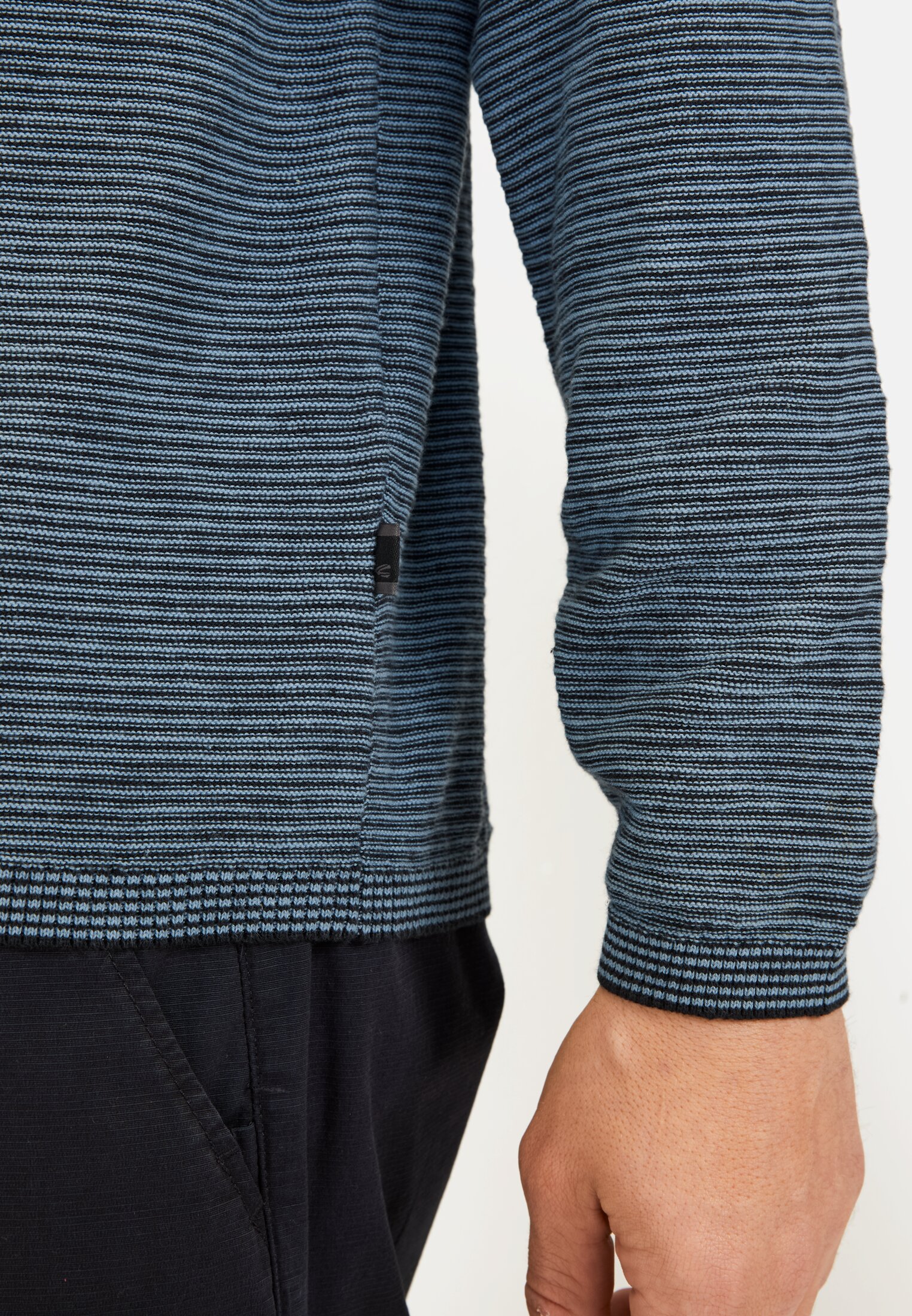 Men Henley long-sleeve shirt made from a cotton blend Blue worn detail close