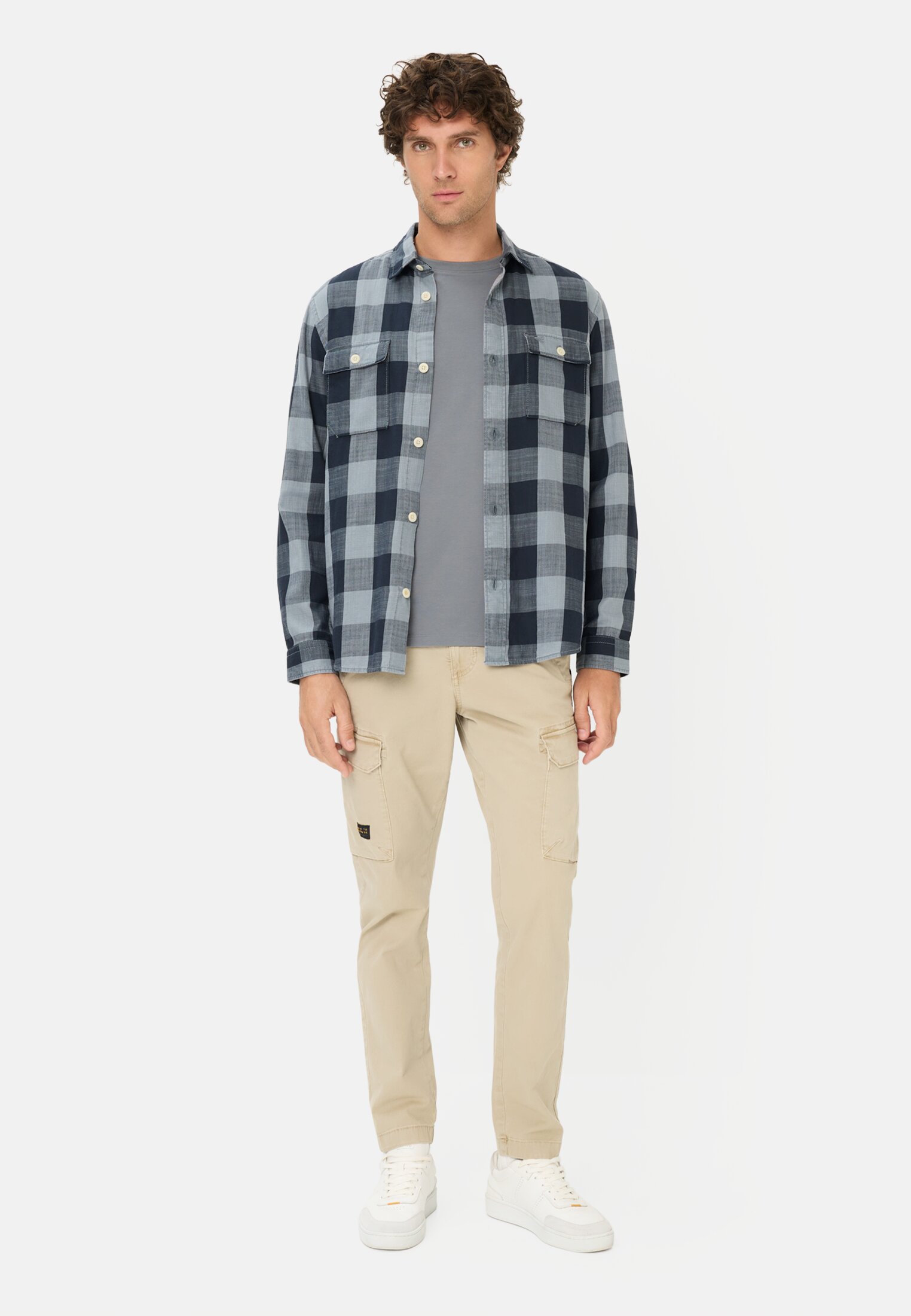 Herren fleXXXactive® Langarmshirt mit Rundhalsausschnitt Sturmblau getragen vorne Ganzkörper