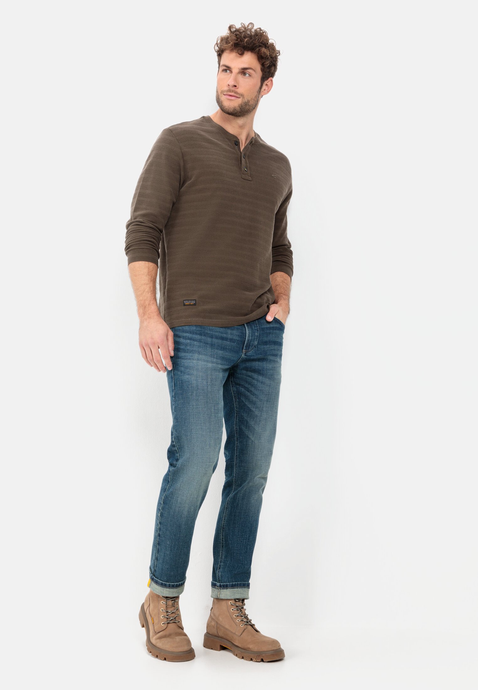 Herren Langarm Henleyshirt aus reiner Baumwolle Braun getragen emotional