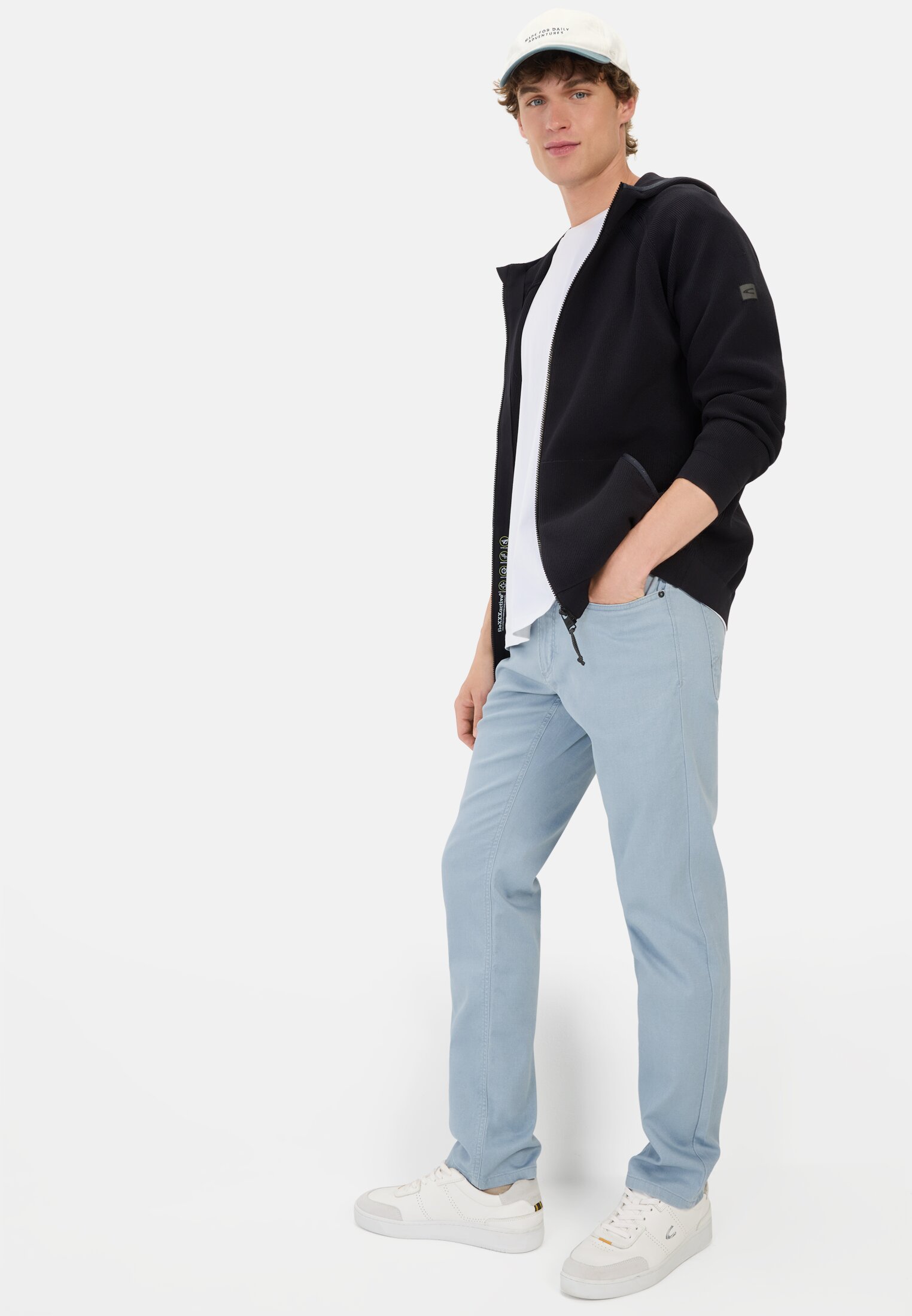Herren Regular Fit 5-Pocket Hose Hellblau getragen emotional