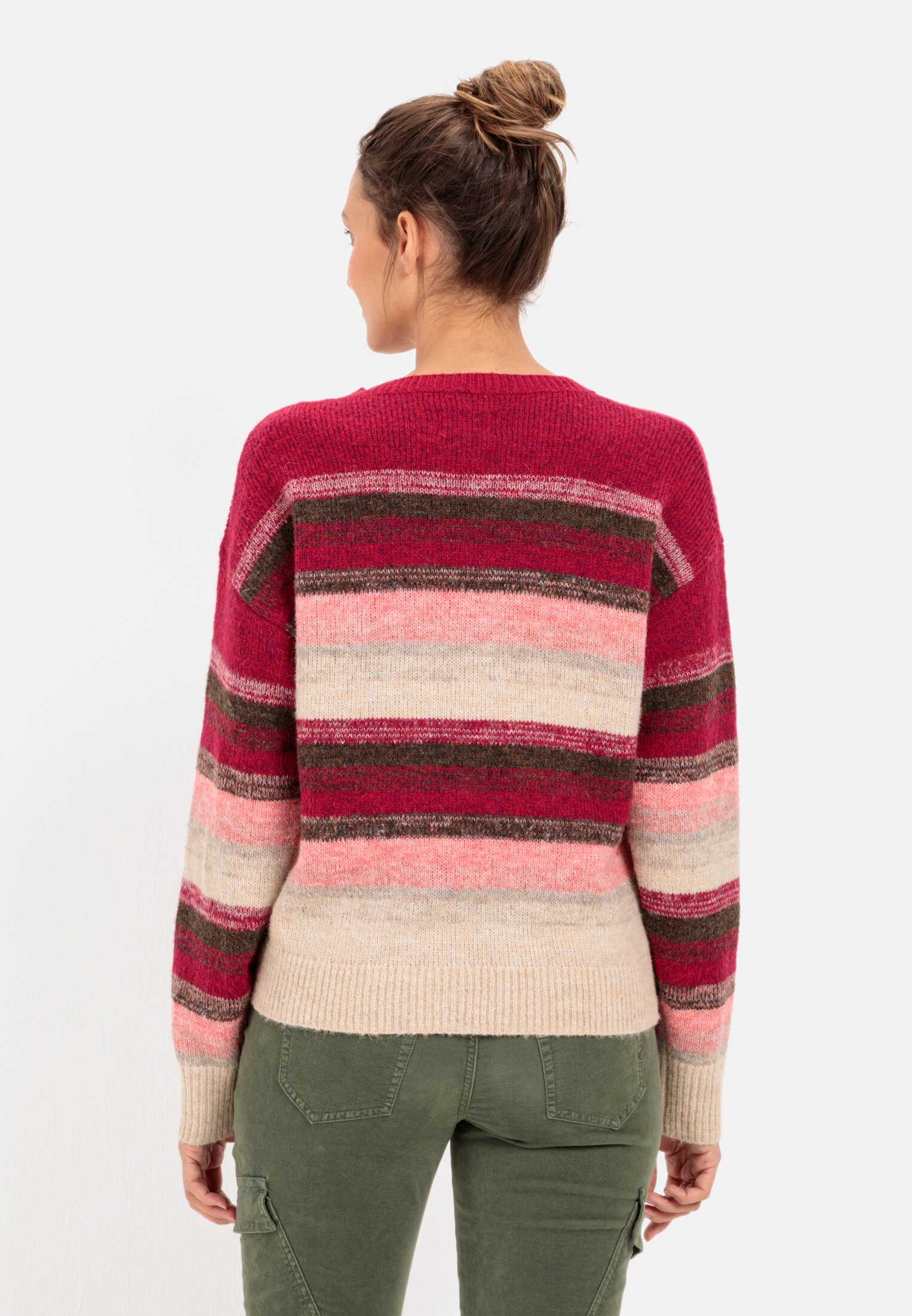 Damen Strickpullover aus recyceltem Materialmix Mehrfarbig getragen hinten