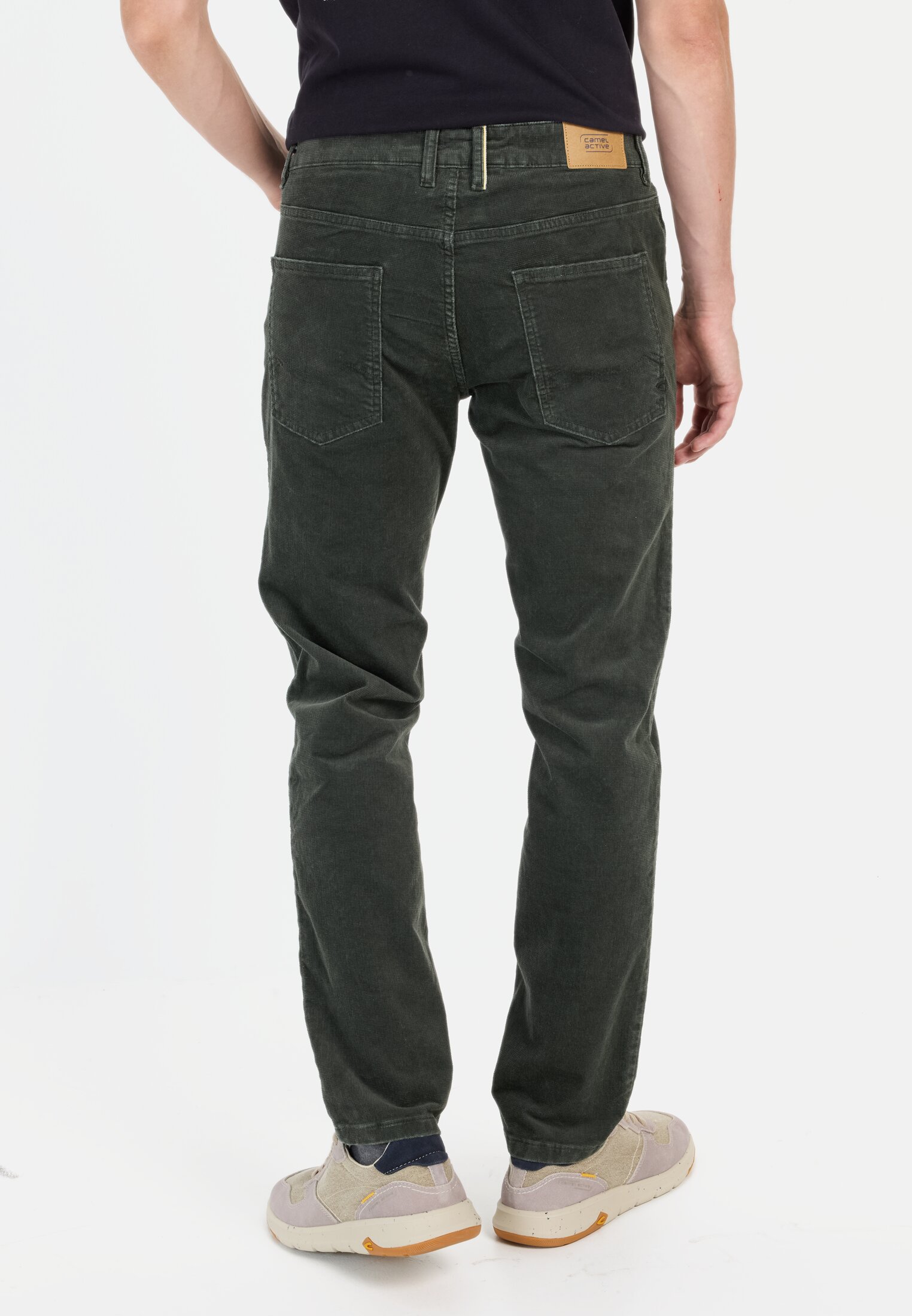 Herren Regular Fit 5-Pocket Cordhose Dunkelgrün getragen hinten
