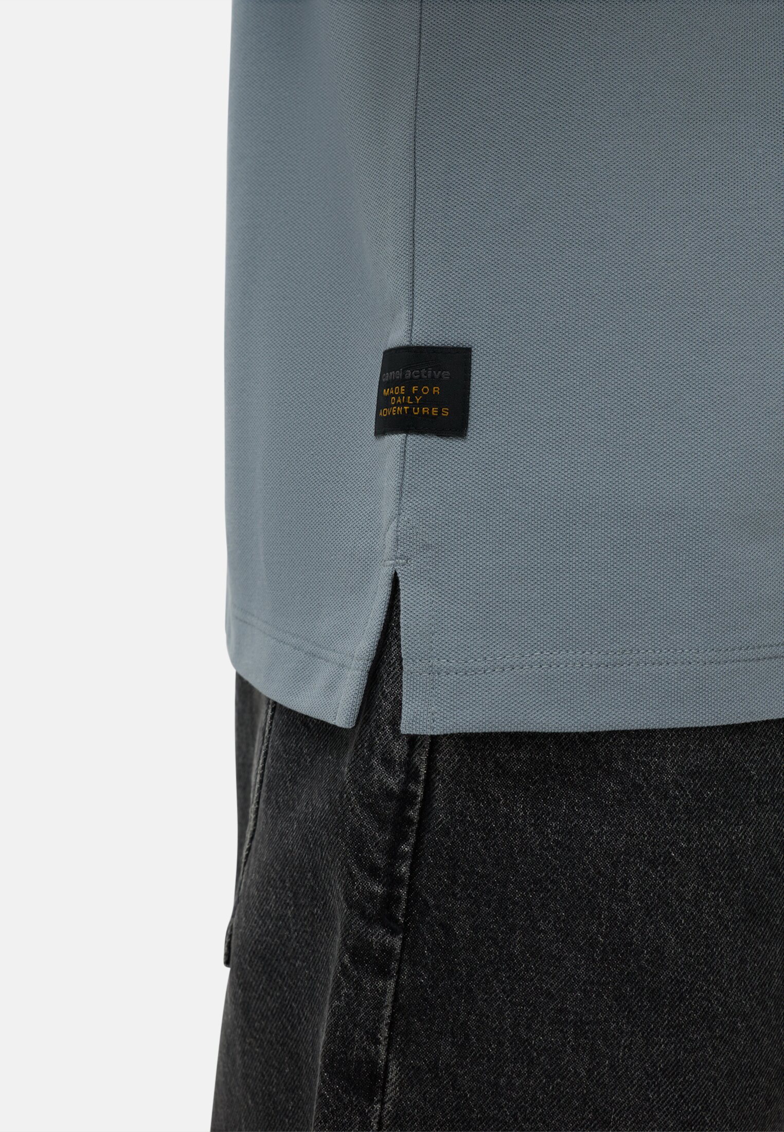 Herren Polo Shirt mit Cooling Performance Steinblau getragen detailliert nah