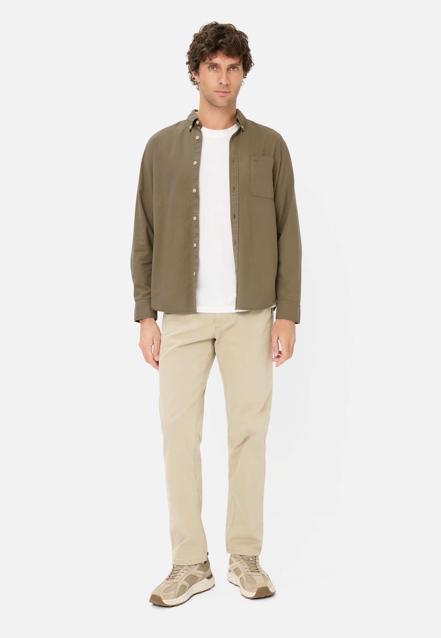 Herren Langarmhemd mit Brusttasche Olivgrün getragen vorne Ganzkörper