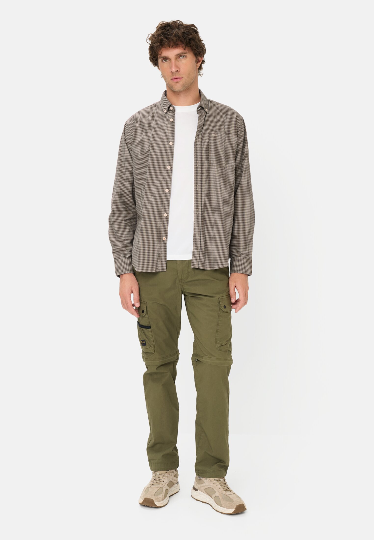 Herren Langarmhemd mit Brusttasche Olivgrün getragen vorne Ganzkörper