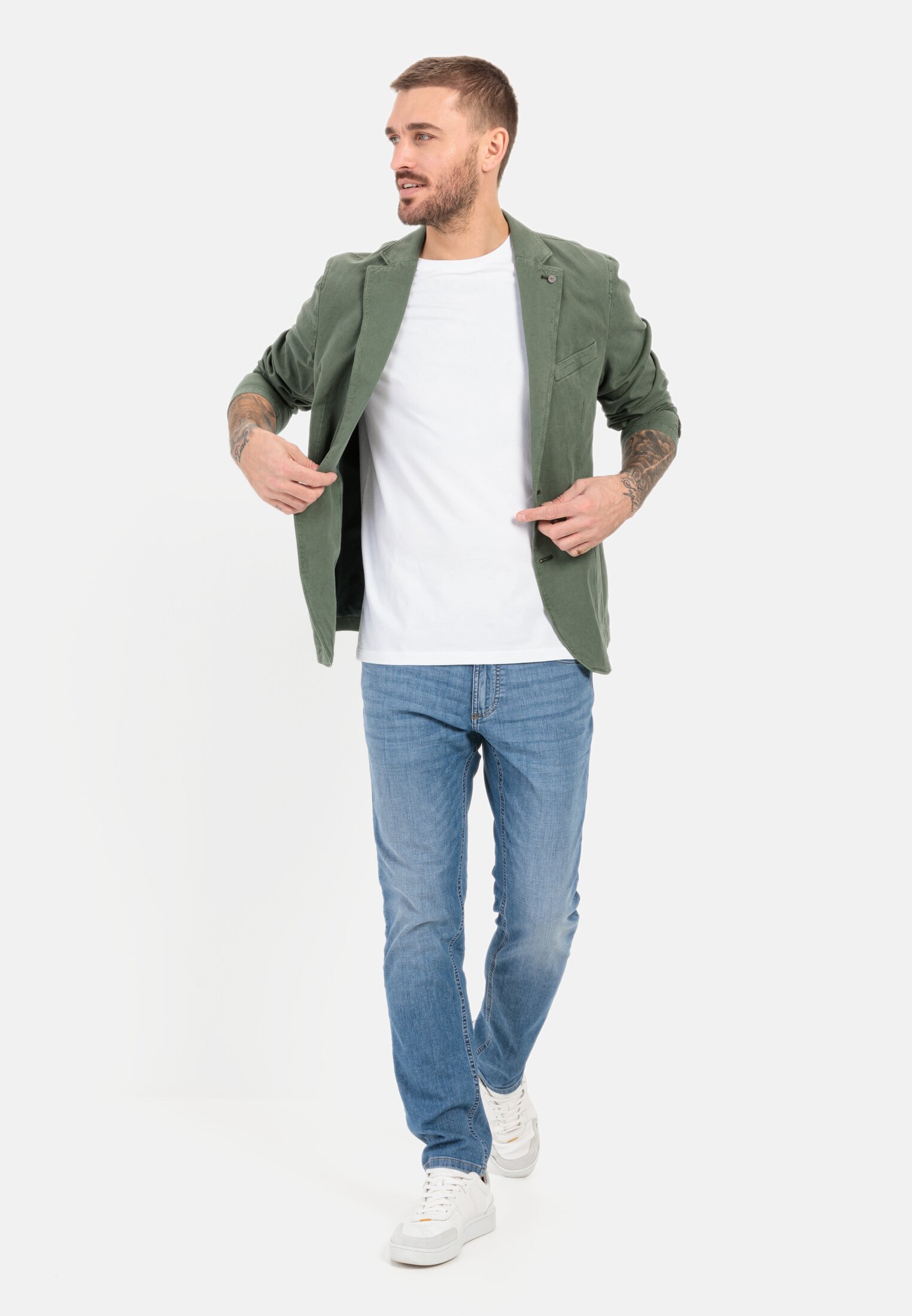Herren Casual Sakko aus Baumwoll-Leinen-Mix Grün getragen vorne Ganzkörper