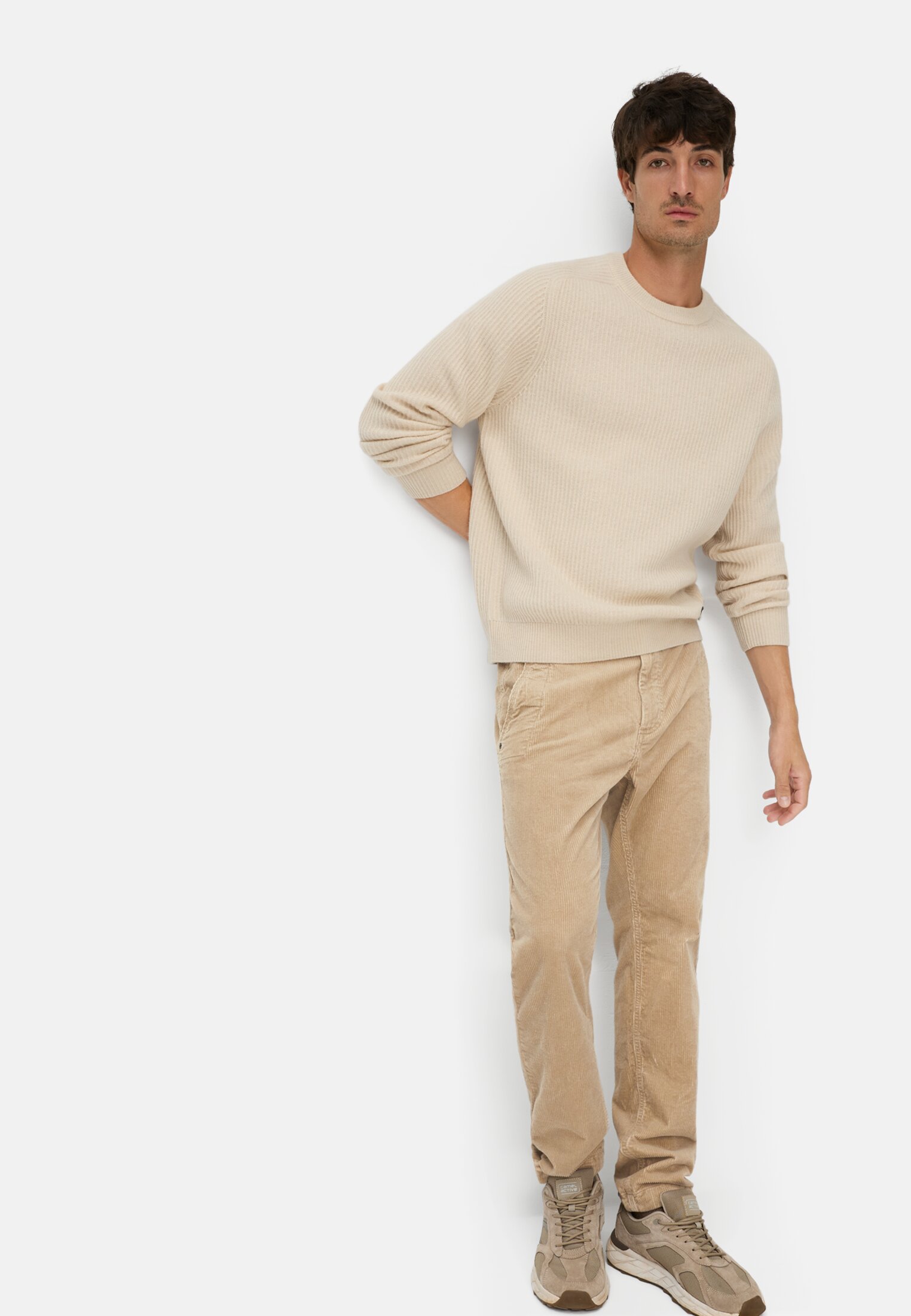 Herren Regular Fit Chino Hose aus Cord Beige getragen emotional