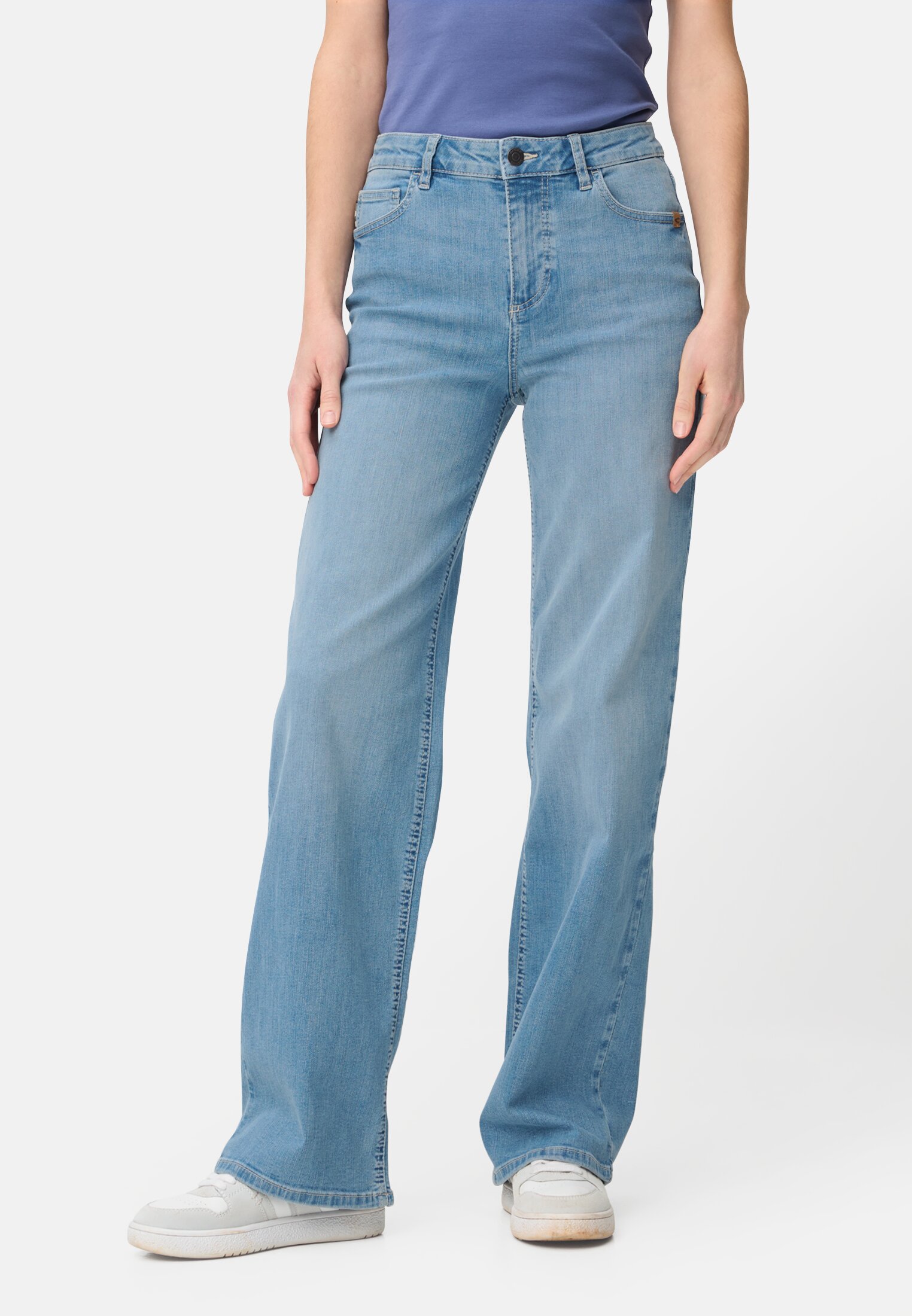 Damen 5-Pocket Jeans mit weitem Bein Hellblau getragen vorn