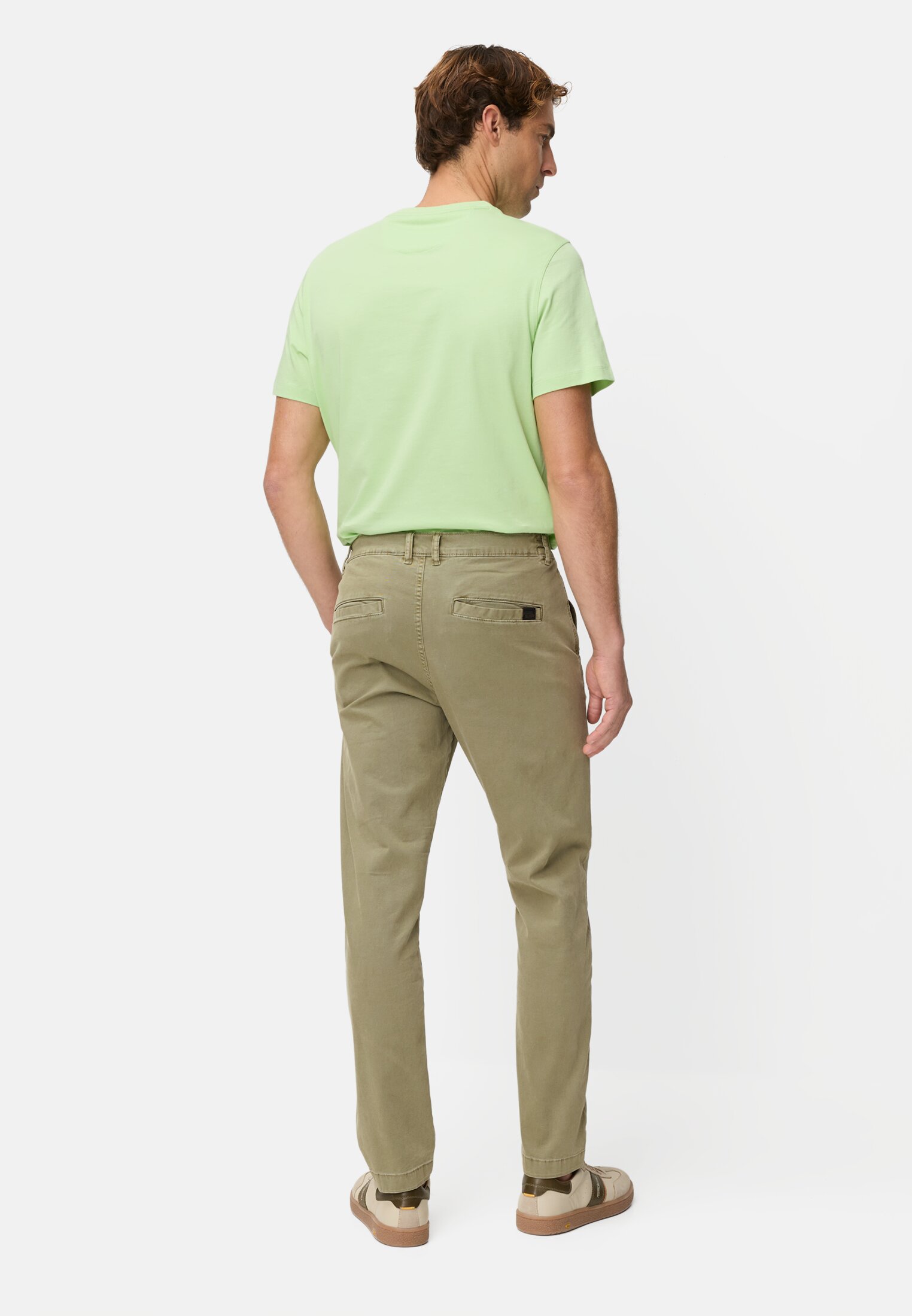 Heren Chinobroek met elastische tailleband Olijfgroen gedragen achter