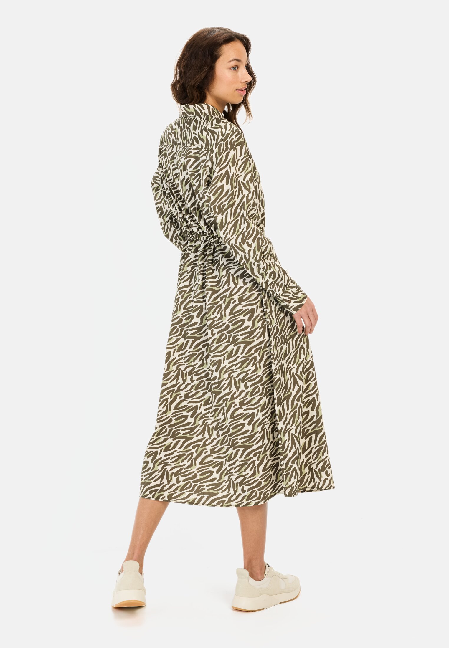 Vrouwen Lang overhemdjurk met all-over print Olijf Beige gedragen achter