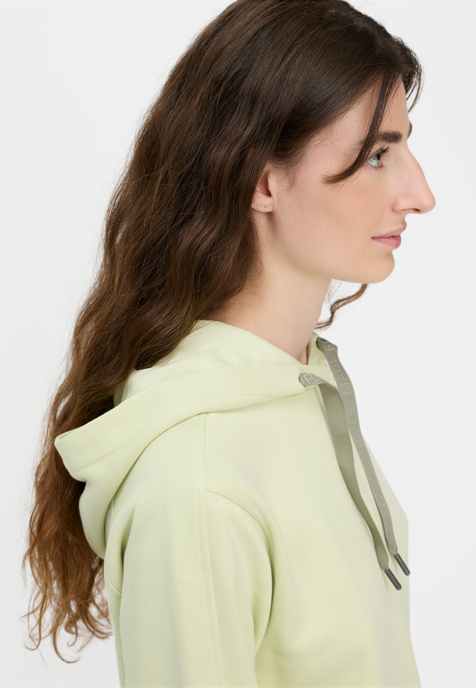 Damen Hoodie aus reiner Baumwolle Limettengrün getragen detailliert nah