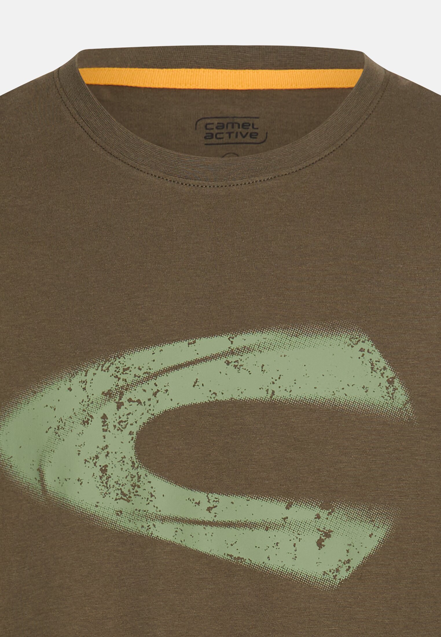 Herren T-Shirt mit Logoprint aus organic Cotton Olivgrün vorne nah