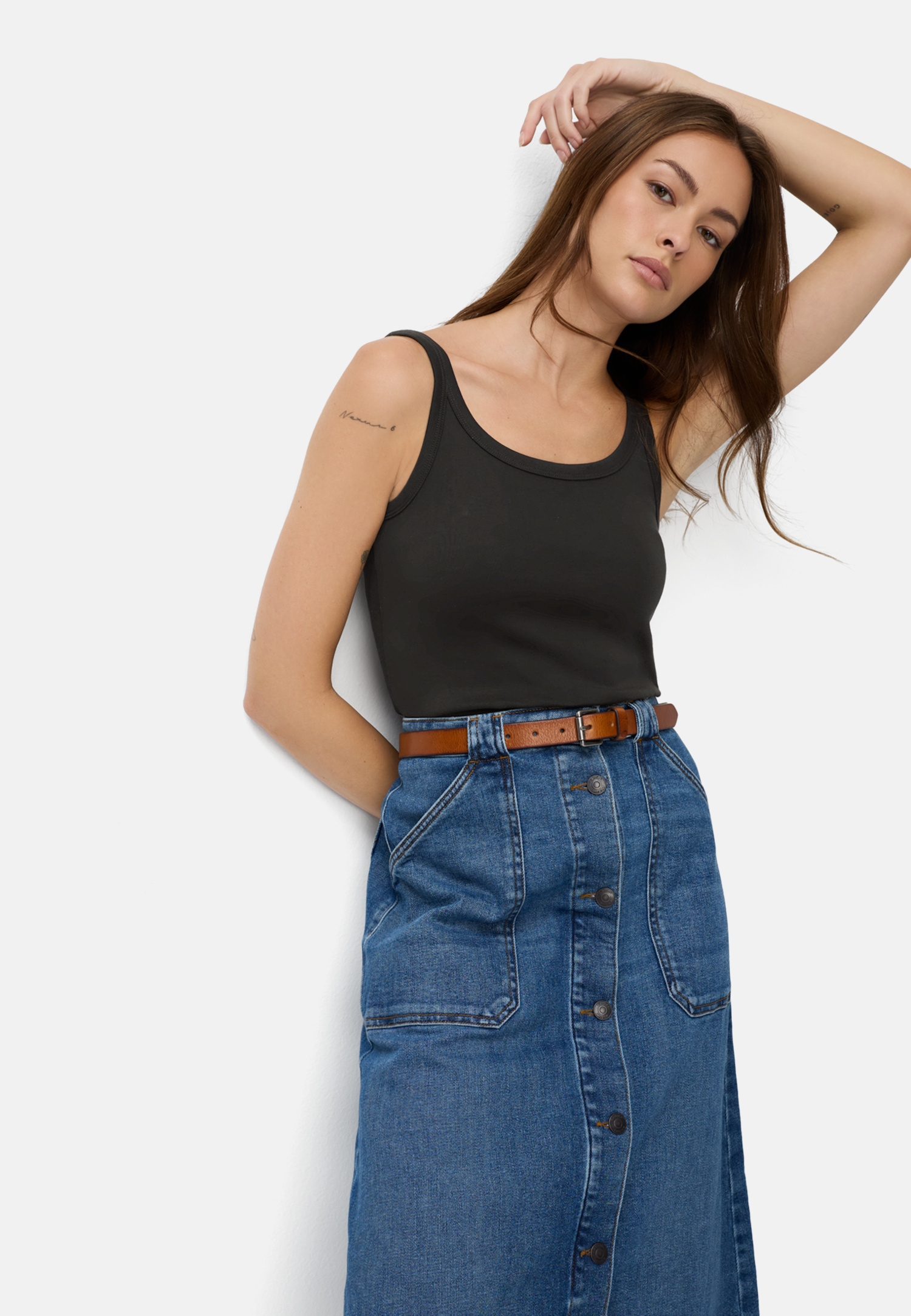 Damen Top aus reiner Baumwolle Schwarz getragen emotional