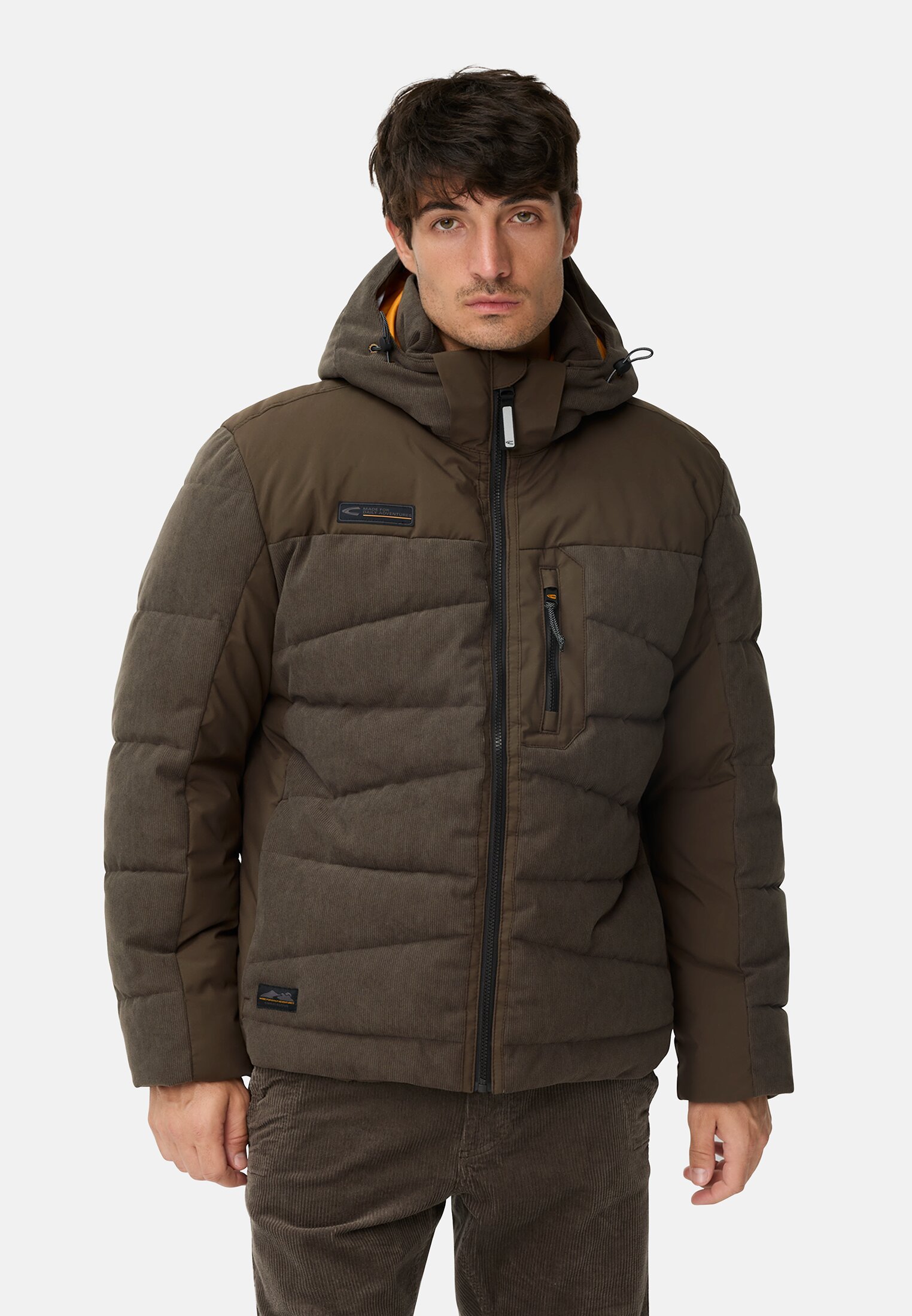 Herren Steppjacke mit abnehmbarer Kapuze Dunkelbraun getragen vorn