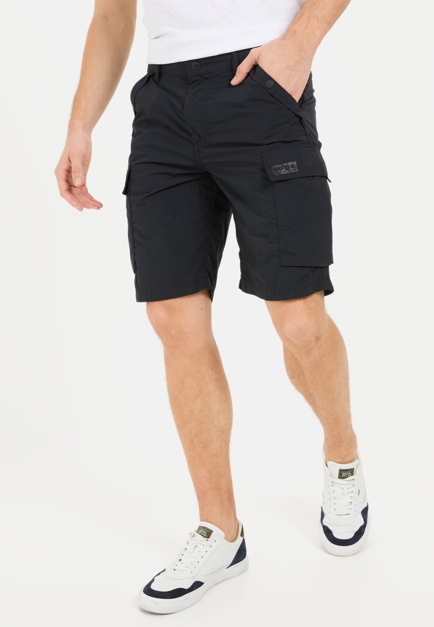 Men Cargo shorts in a relaxed fit Dark Blue worn front