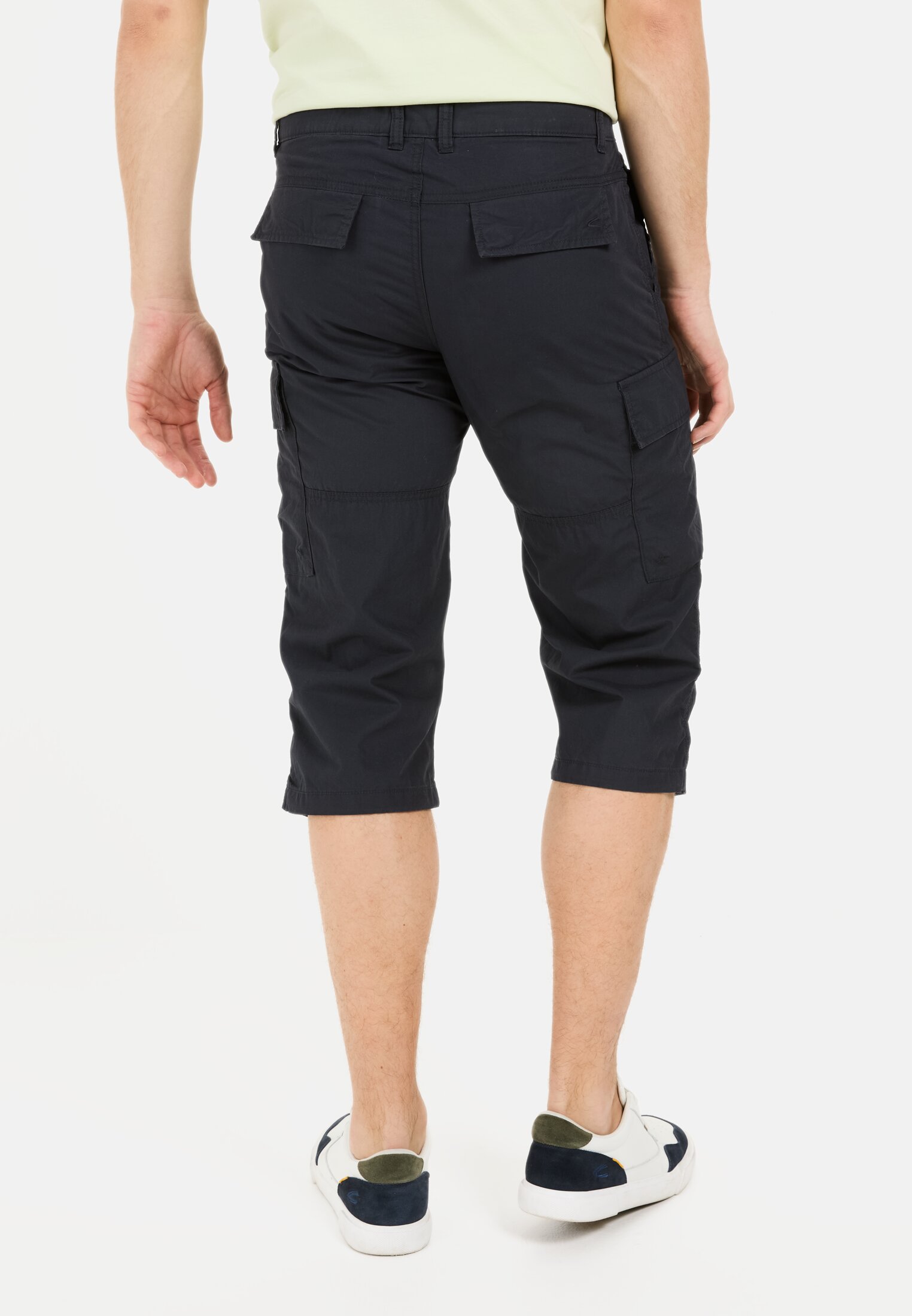 MI_96R58-5F50-48_M2-00 Heren 3/4 cargoshort met regular fit Donker Blauw gedragen achter