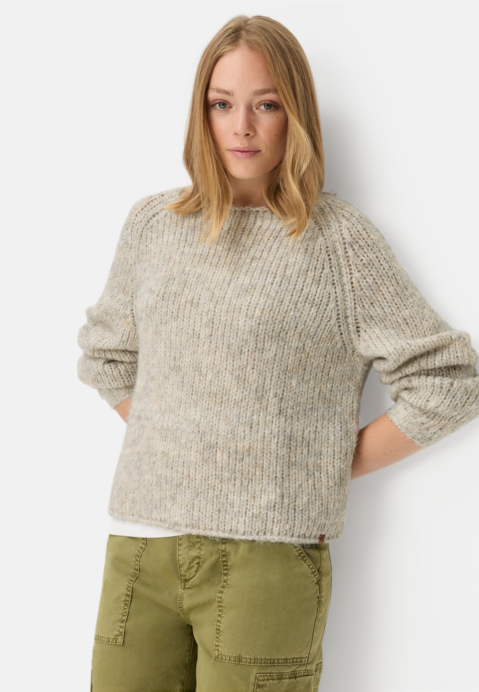 Women Knitted sweater with a crew neck Light gray worn emotional