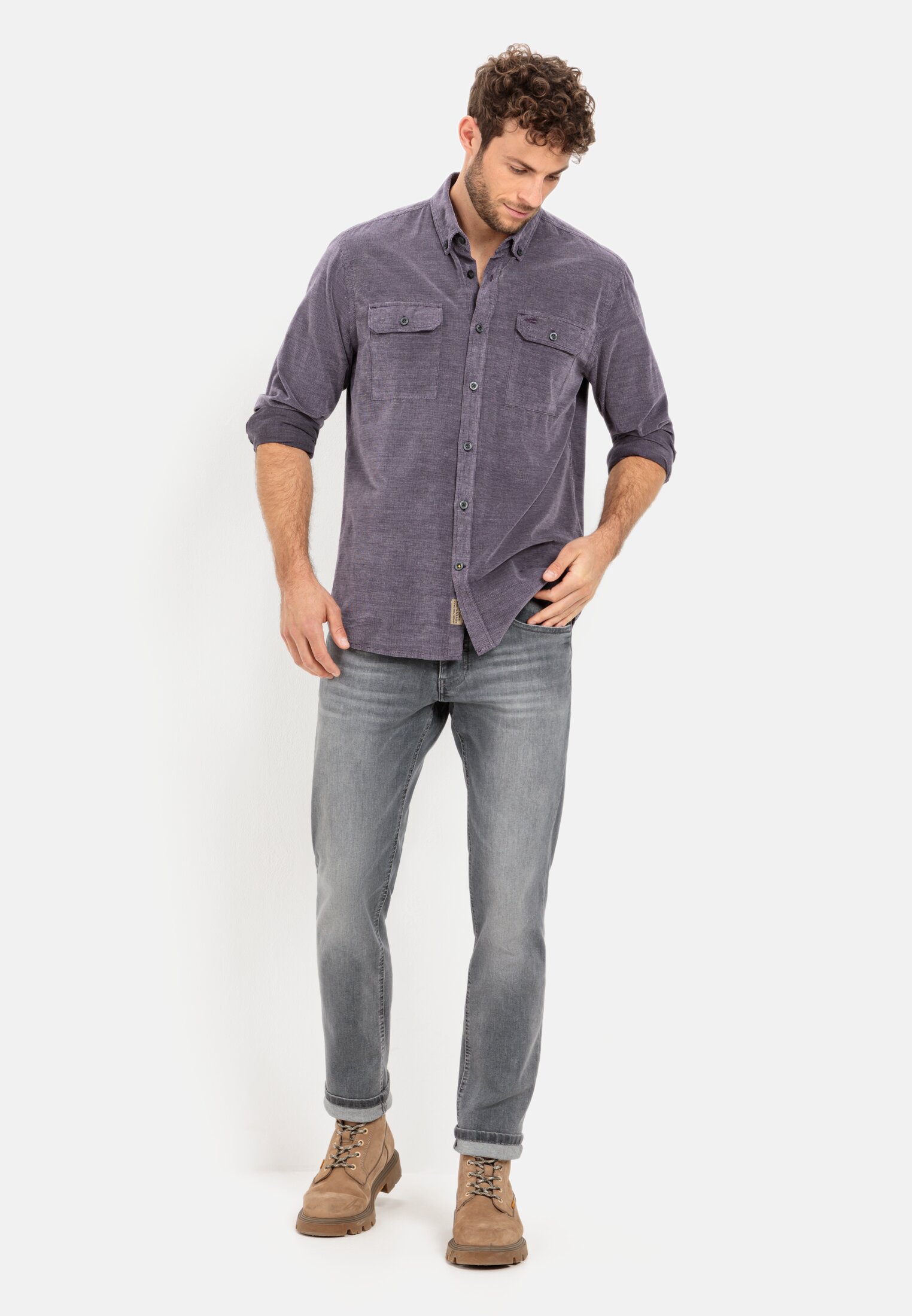 Herren Langarmhemd aus reiner Baumwolle Lila getragen vorne Ganzkörper