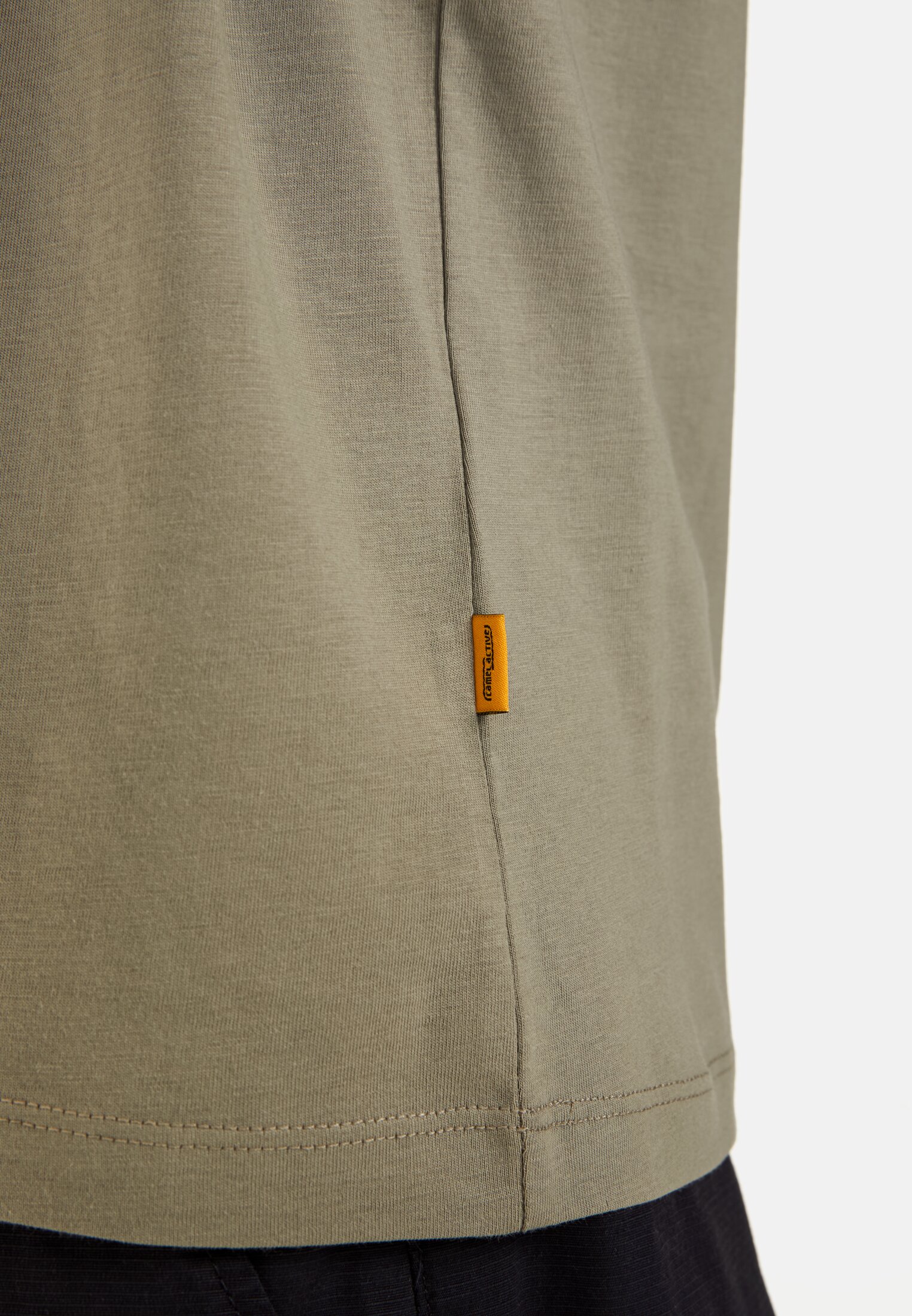 MI_0970F-5T94-30_M5-00 Men T-shirt with print Khaki worn detail close