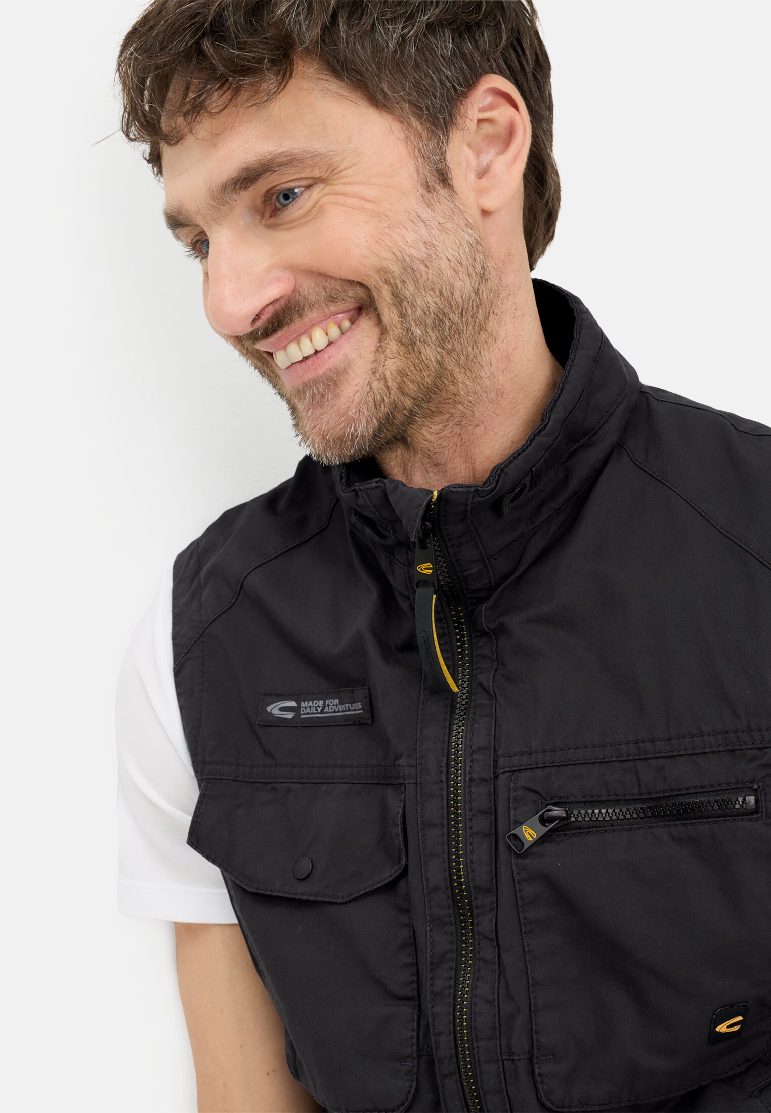 Men Outdoor vest with inner pockets Dark Blue worn detail close
