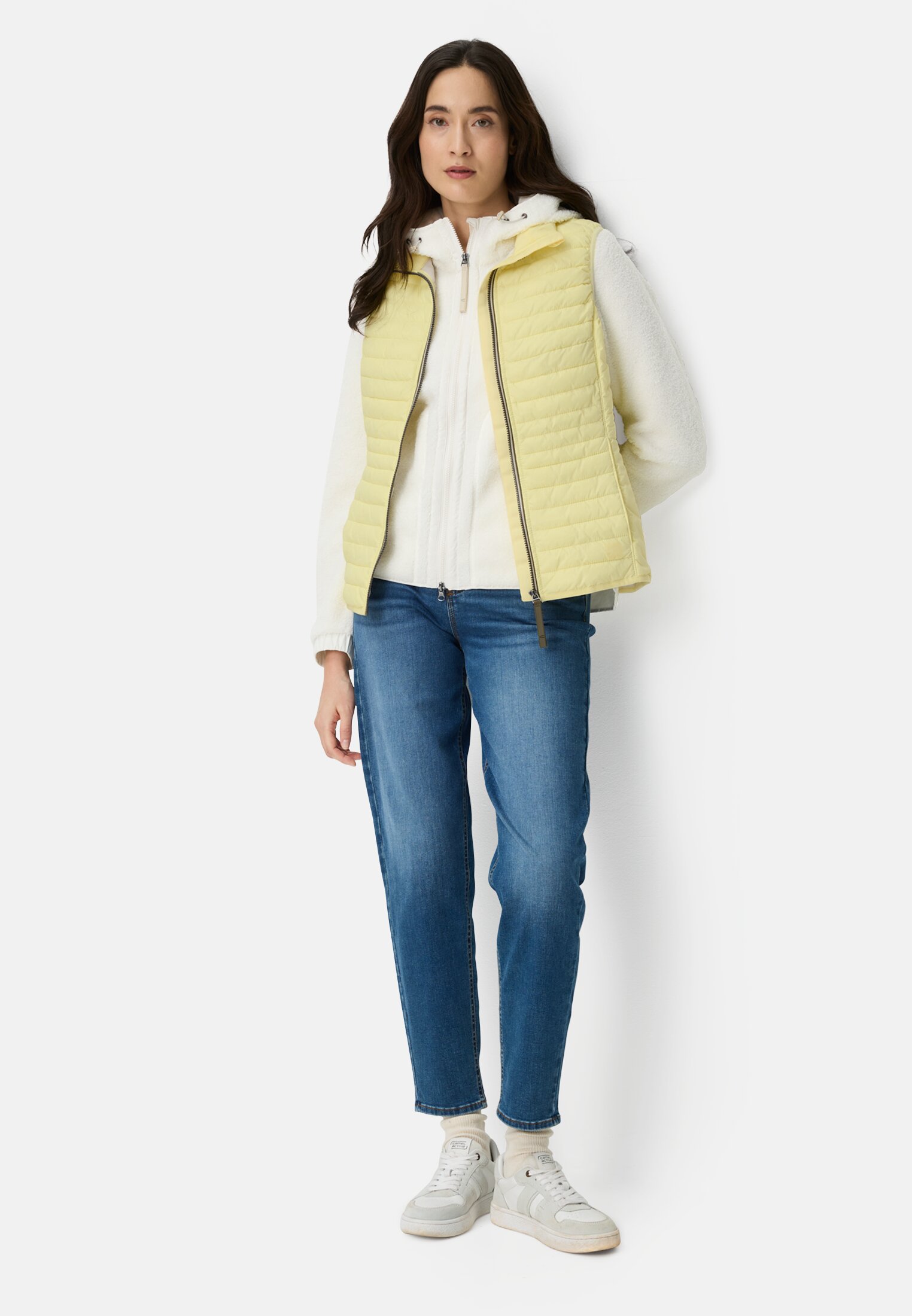 Damen Gefütterte Weste mit Taschen Gelb getragen vorne Ganzkörper