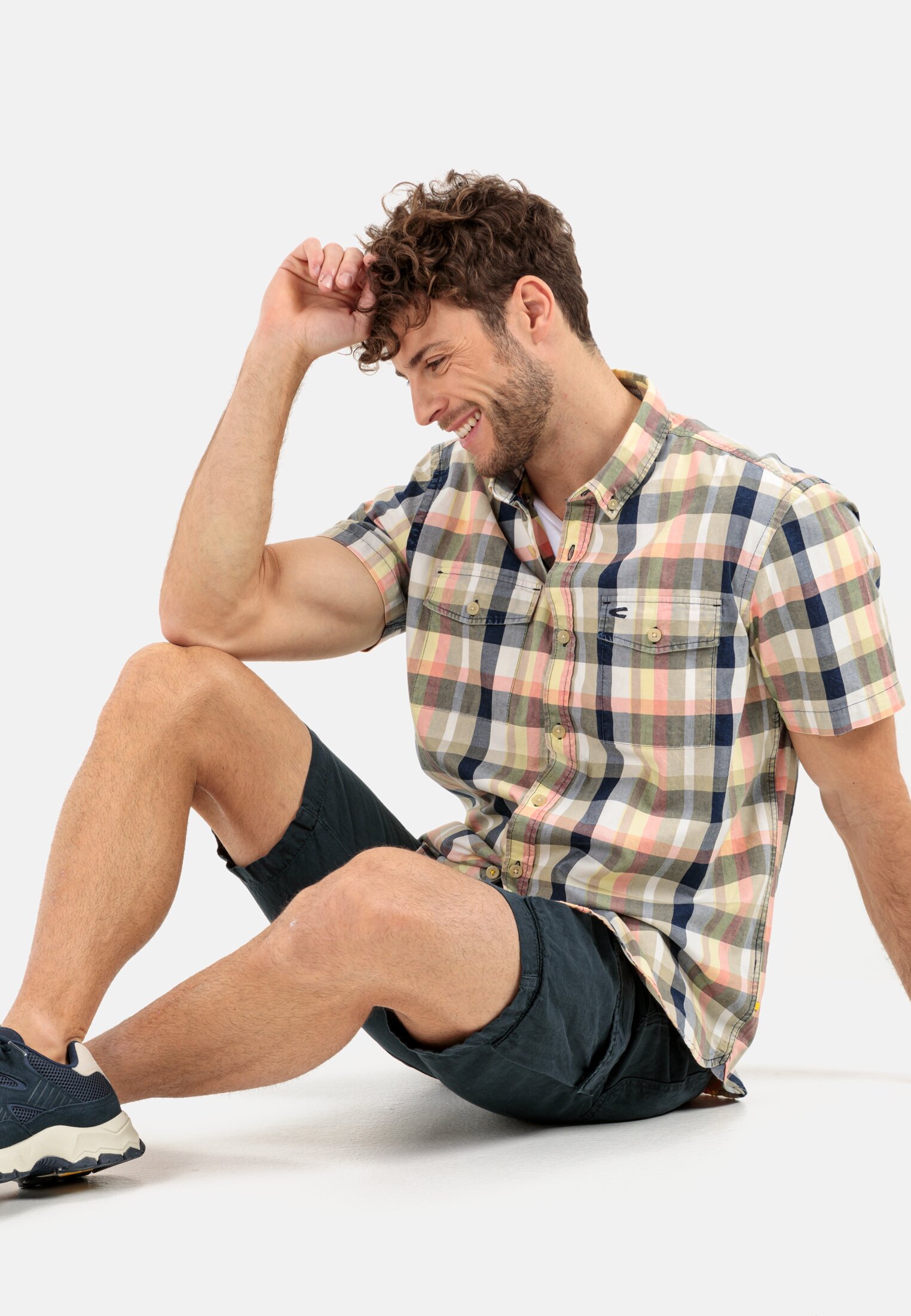 Herren Kurzarmhemd mit Karomuster Blau getragen emotional