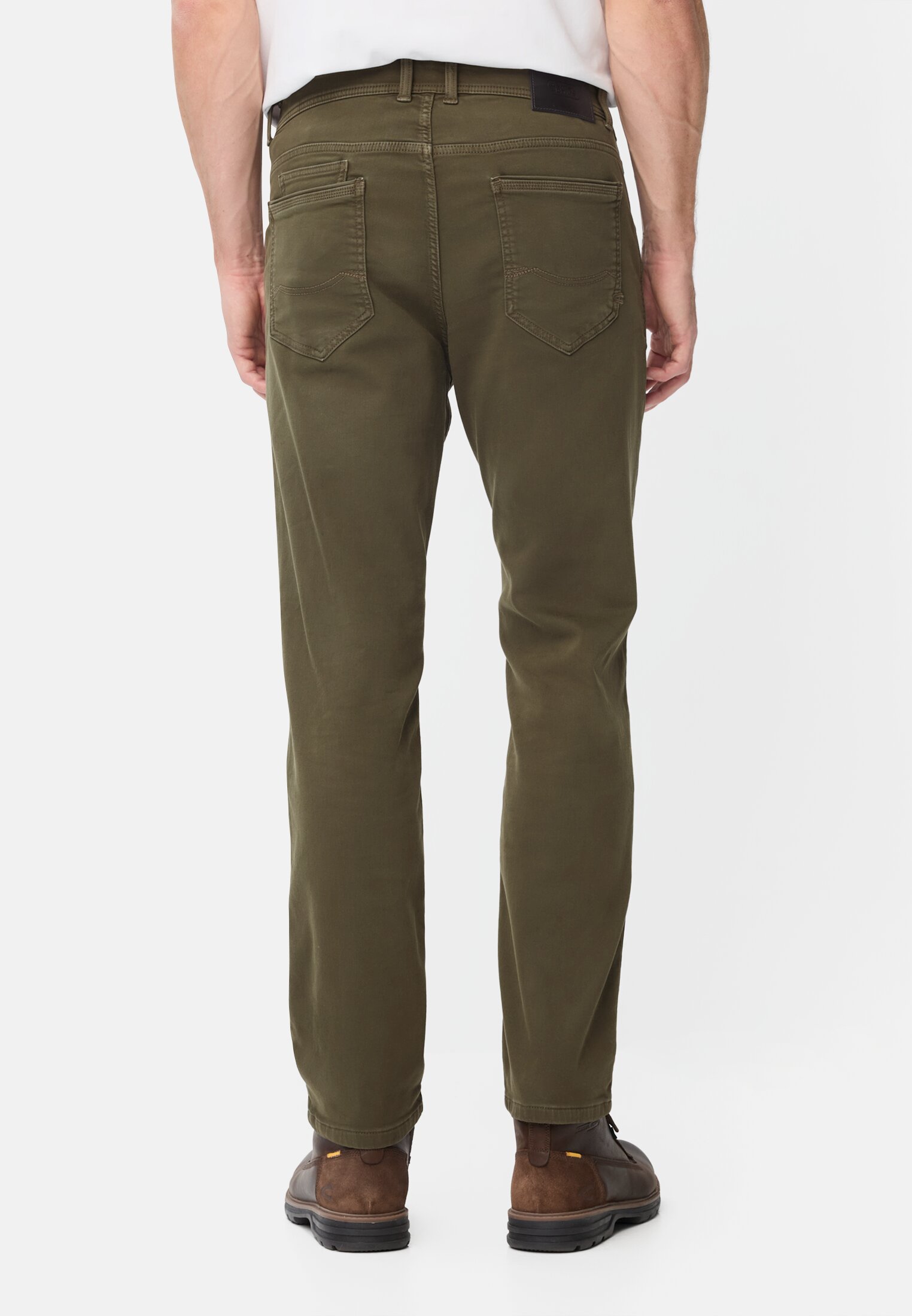 Heren Regular Fit fleXXXactive©broek Olijfgroen gedragen achter