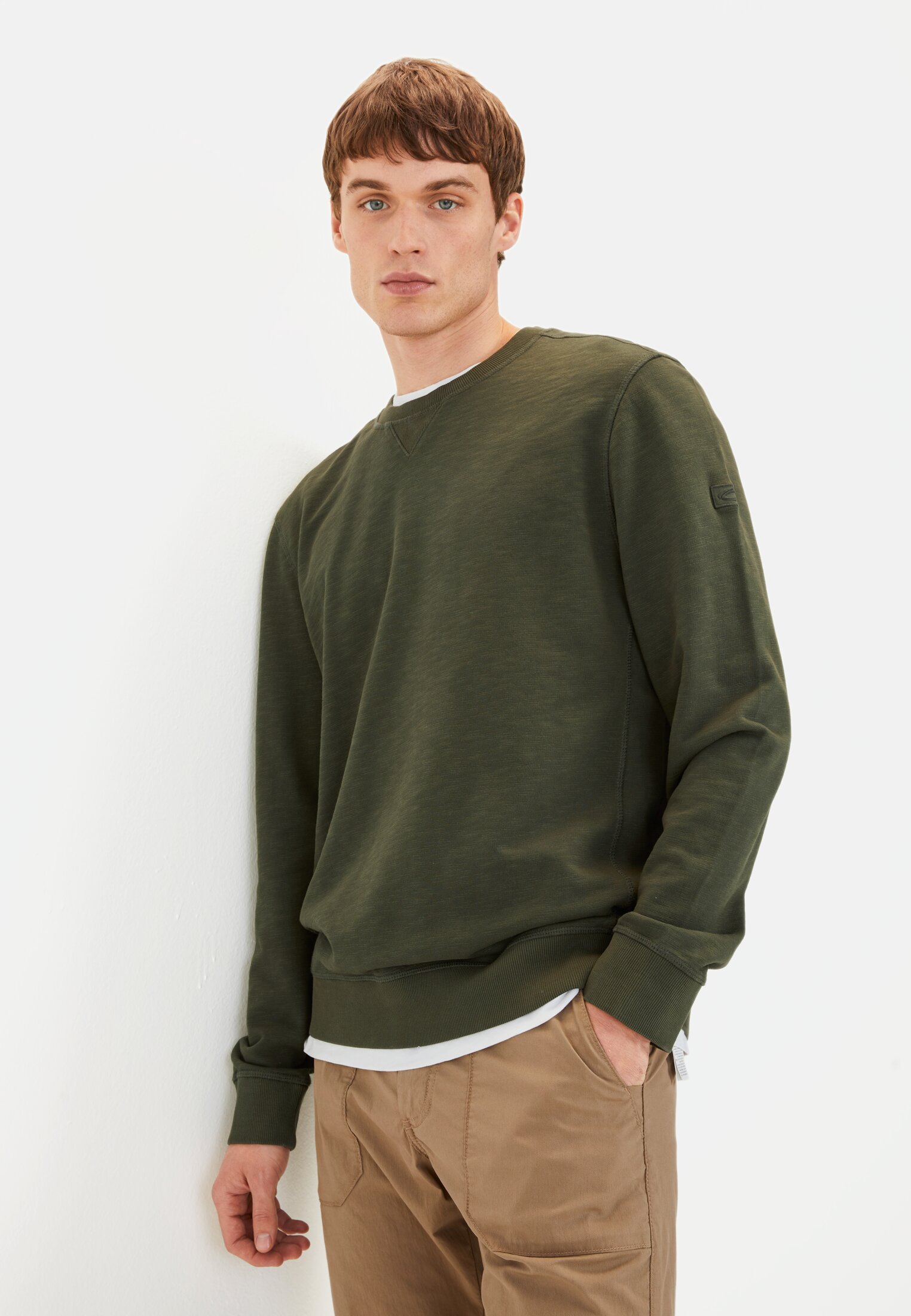 Herren Rundhals Sweatshirt aus reiner Baumwolle Blattgrün getragen vorn