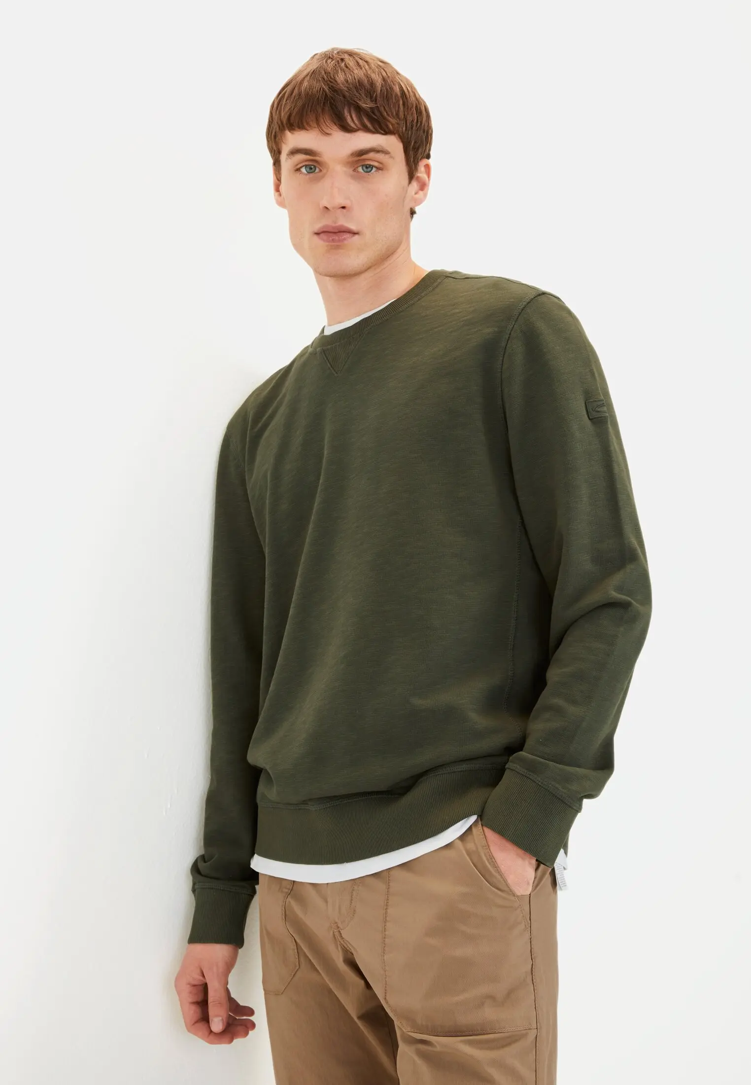 Herren Rundhals Sweatshirt aus reiner Baumwolle Blattgrün getragen vorn