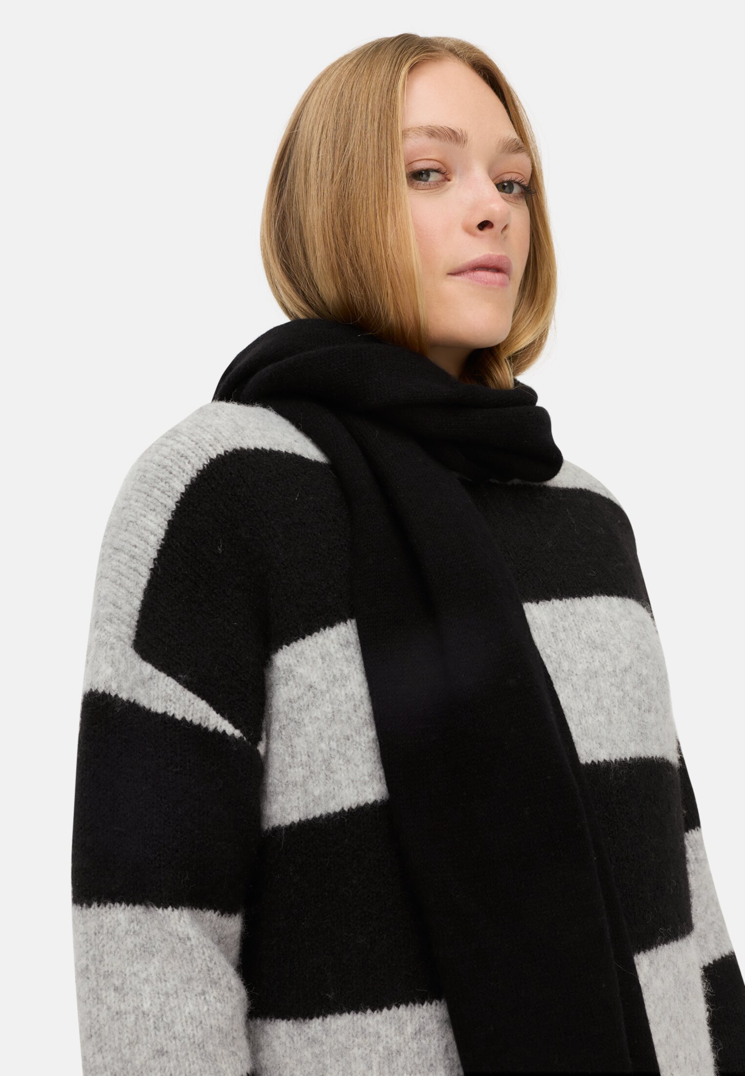 Damen Strickkleid aus recyceltem Material Grau getragen emotional