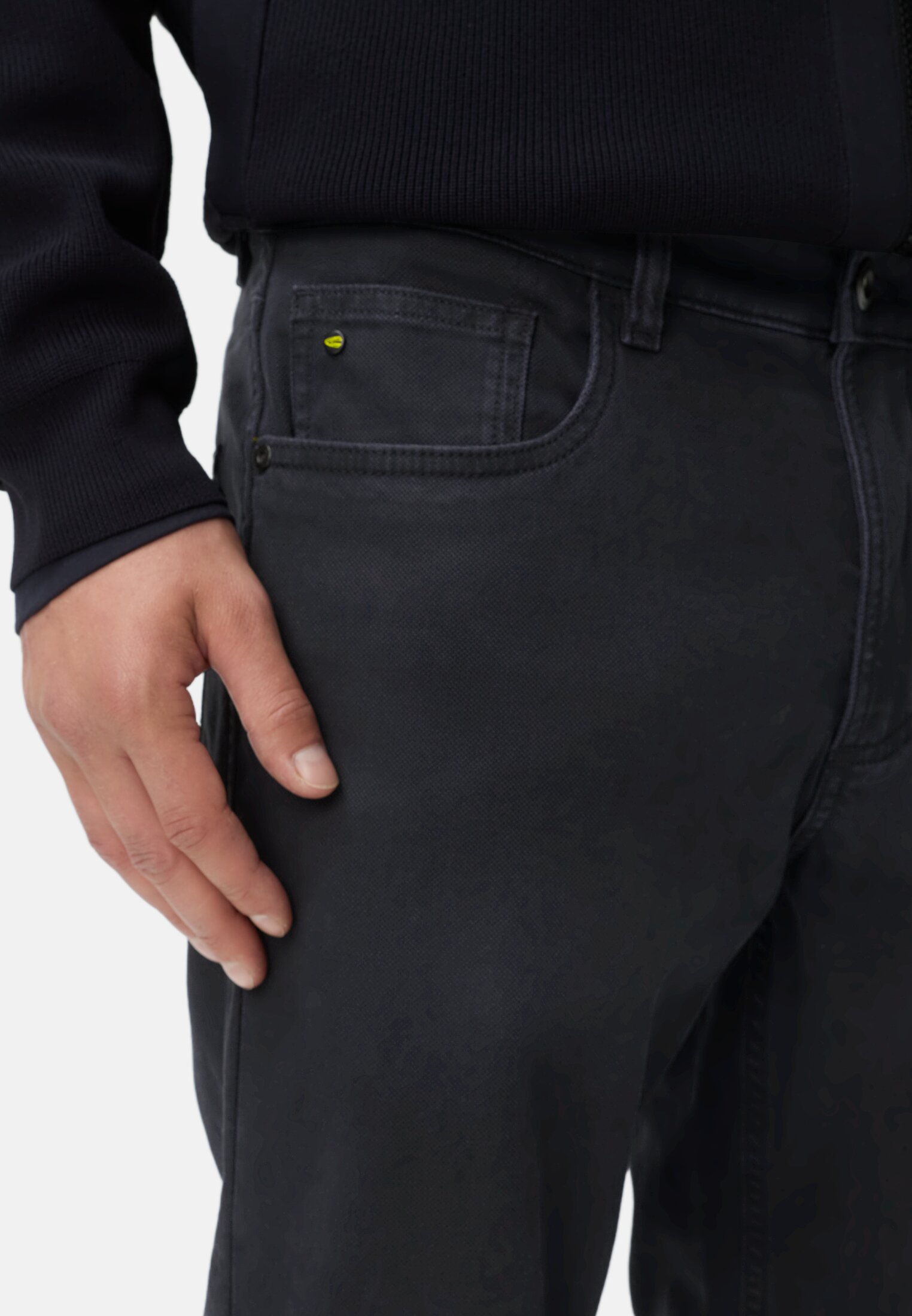 Heren Regular fit 5-pocket thermobroek Marineblauw gedragen detail dichtbij  