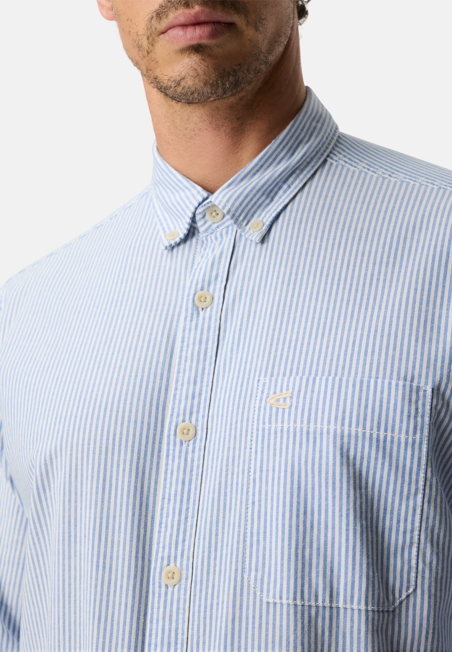 Heren Overhemd met lange mouwen en borstzak Blauw gedragen detail dichtbij  