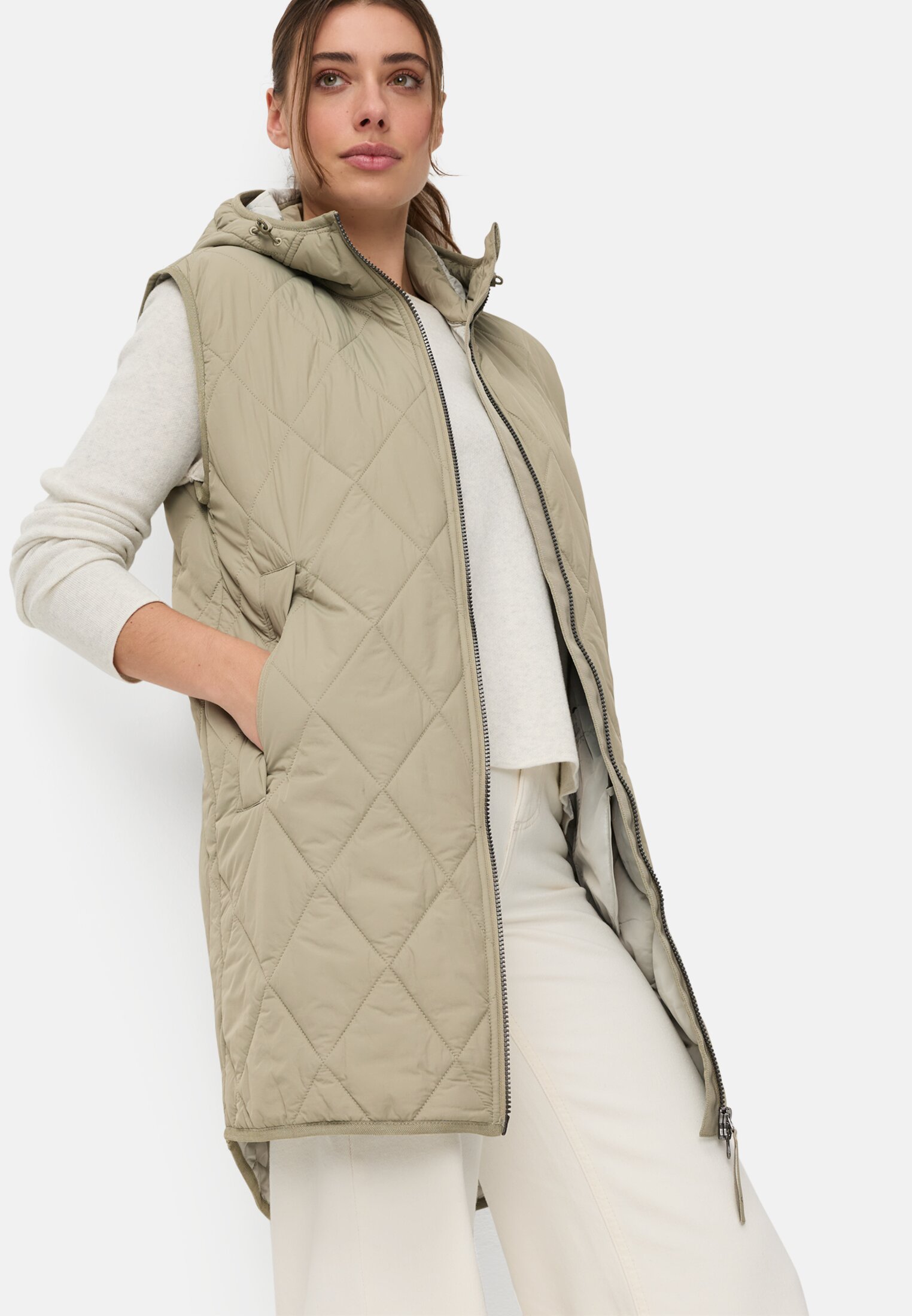 Damen Lange Weste mit Kapuze Salbei getragen emotional