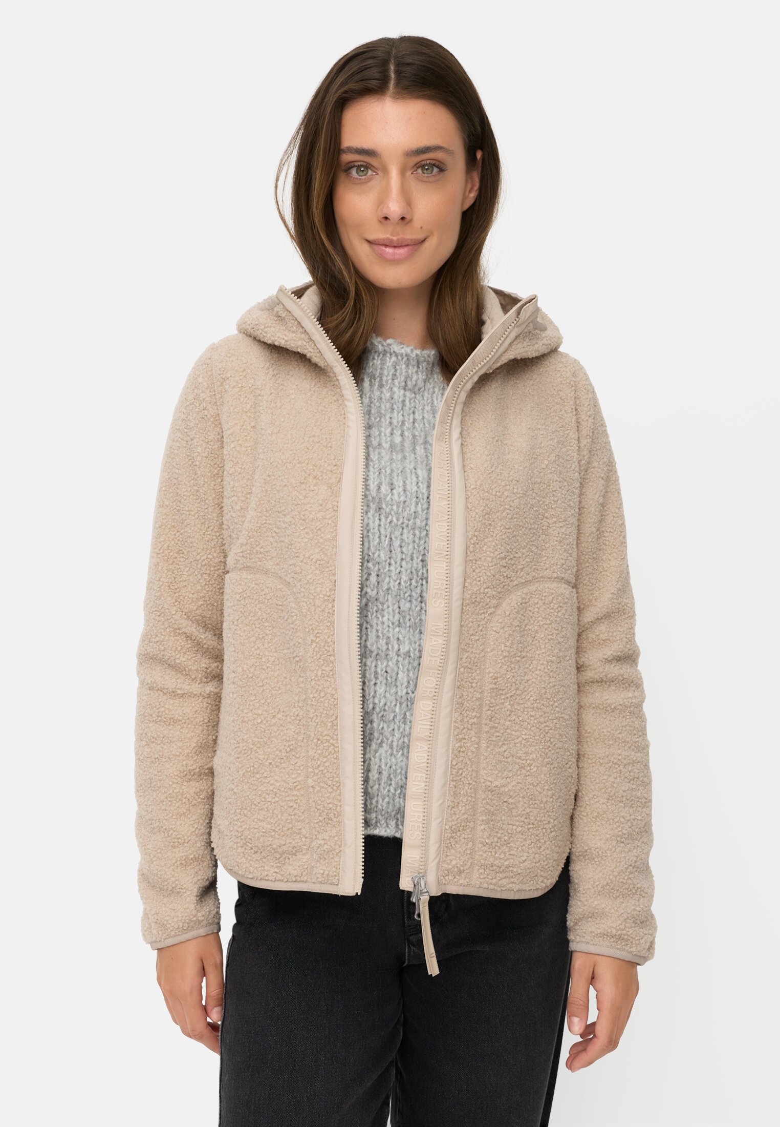 Damen Teddyjacke mit wärmenden Taschenfutter Hafer getragen vorn