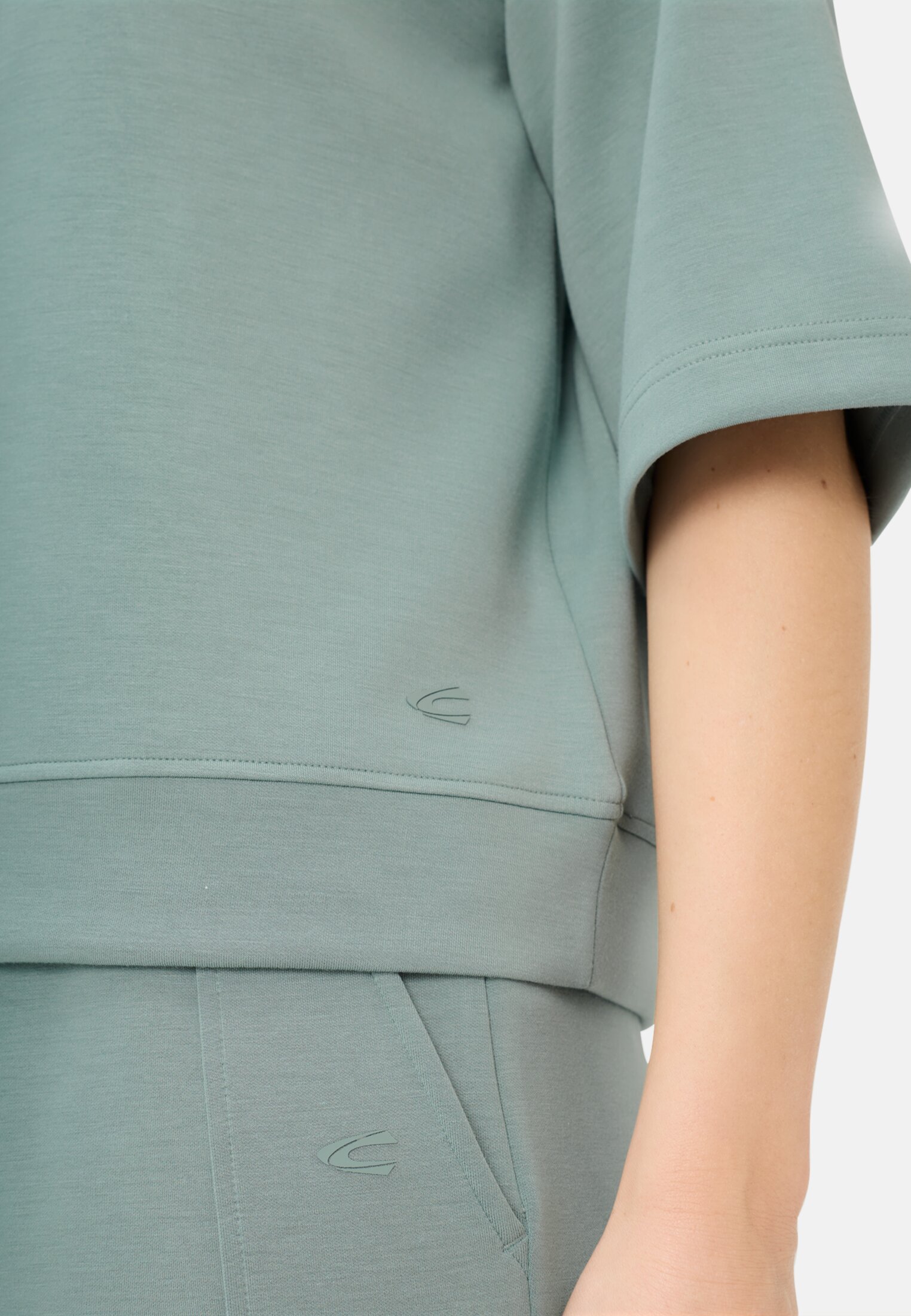 Women Crew neck sweatshirt Jade Blue worn detail close