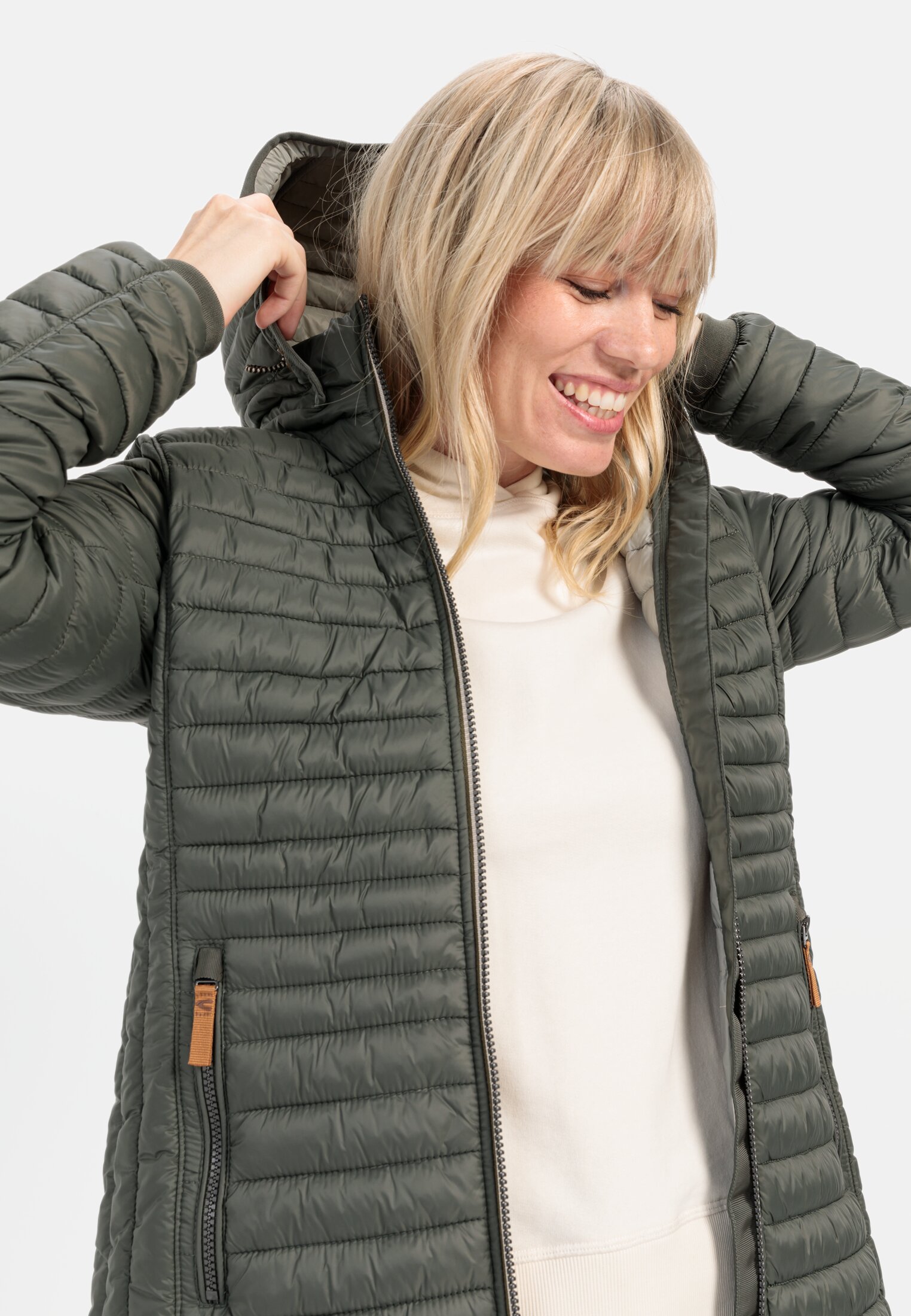 Damen Steppjacke aus recyceltem Polyamid Khaki getragen emotional