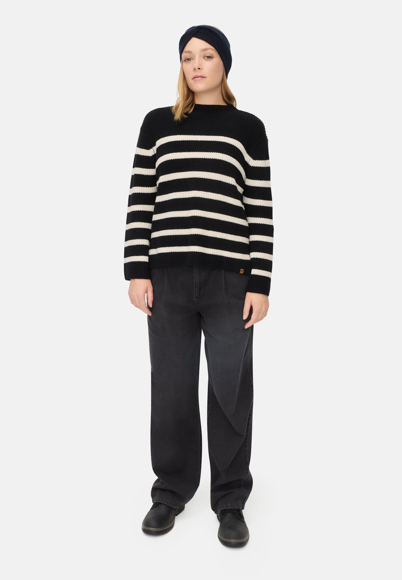 Damen Strickpullover mit Streifen Kaviar getragen vorne Ganzkörper