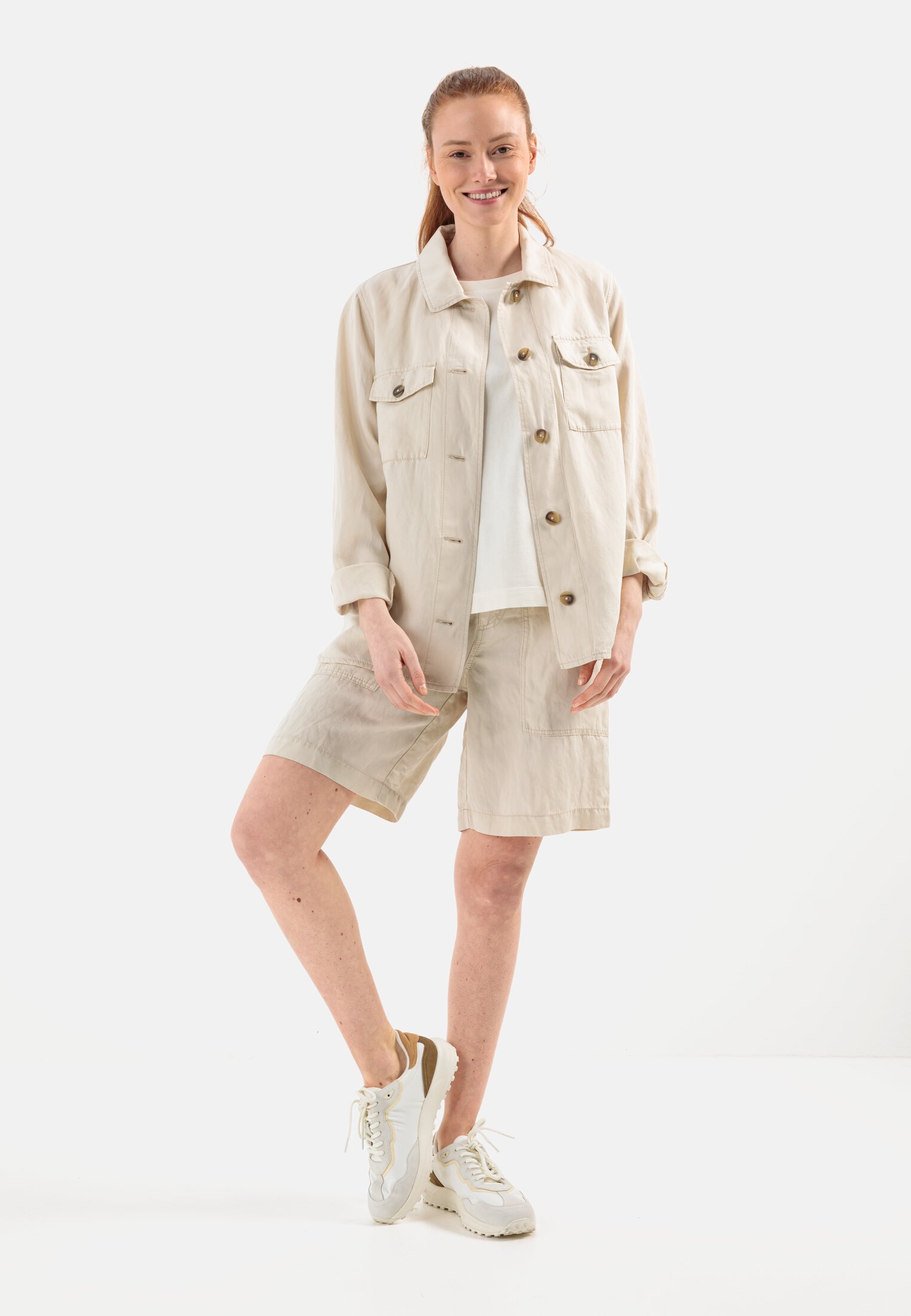 Damen Bermuda mit elastischem Bund aus TENCEL™ Lyocell Beige getragen vorne Ganzkörper