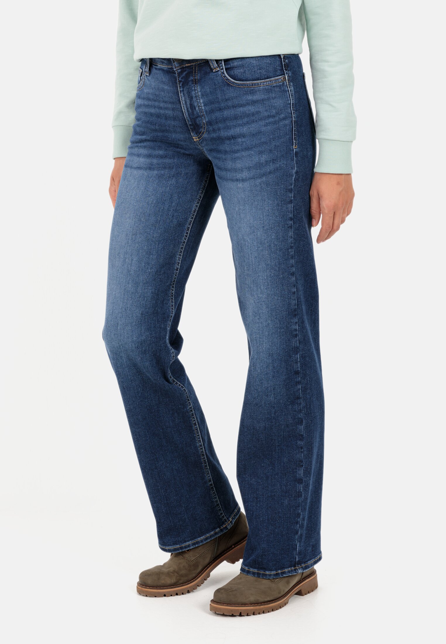 Damen 5-Pocket Jeans mit weiten Hosenbeinen Blau getragen vorn