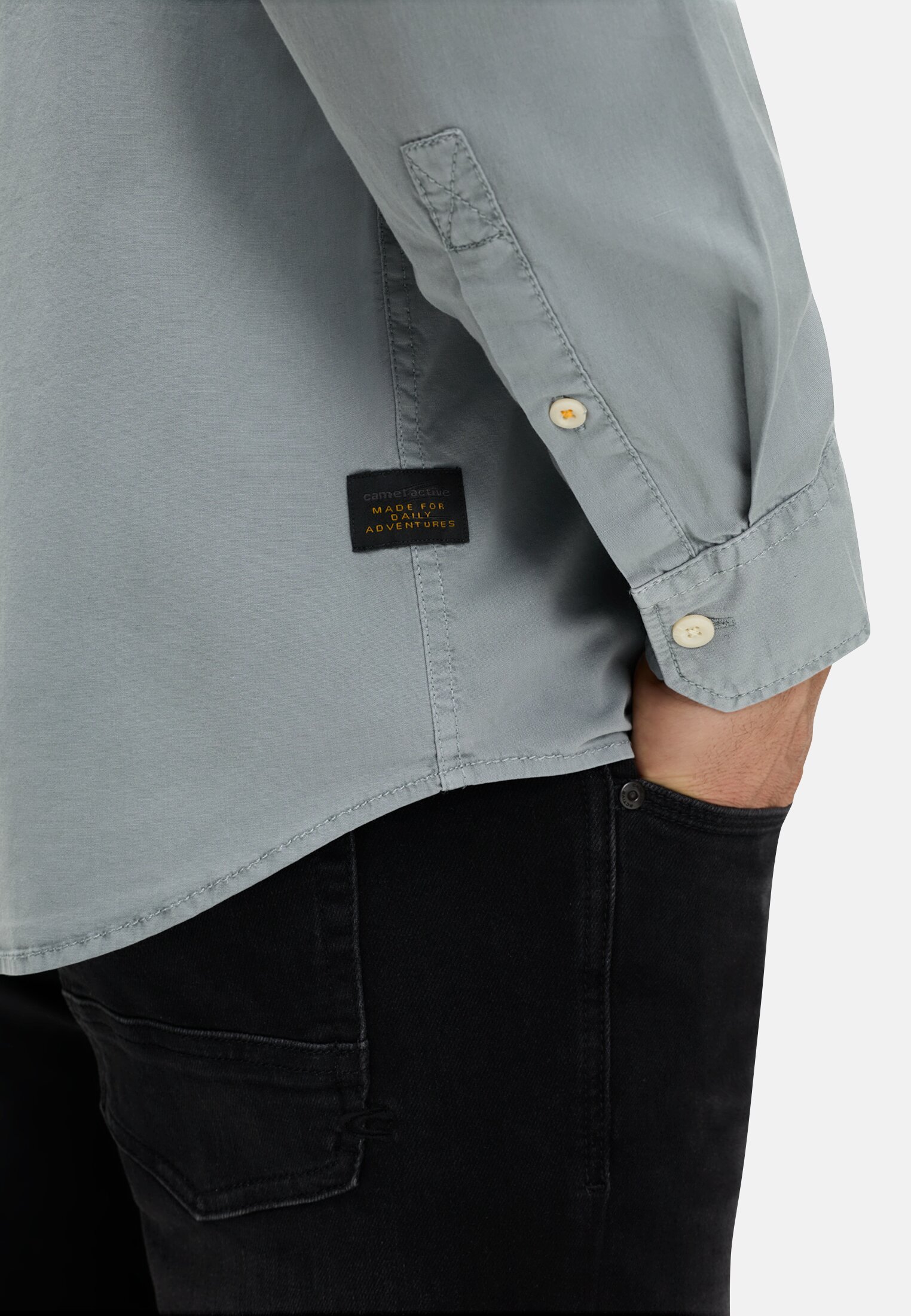 Herren Langarmhemd mit Button-Down Kragen Steinblau getragen detailliert nah