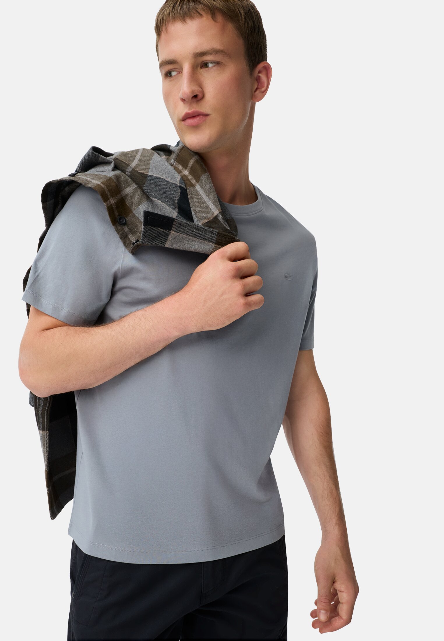 Herren Henley Shirt aus reiner Baumwolle mit Knopfleiste Steinblau getragen emotional