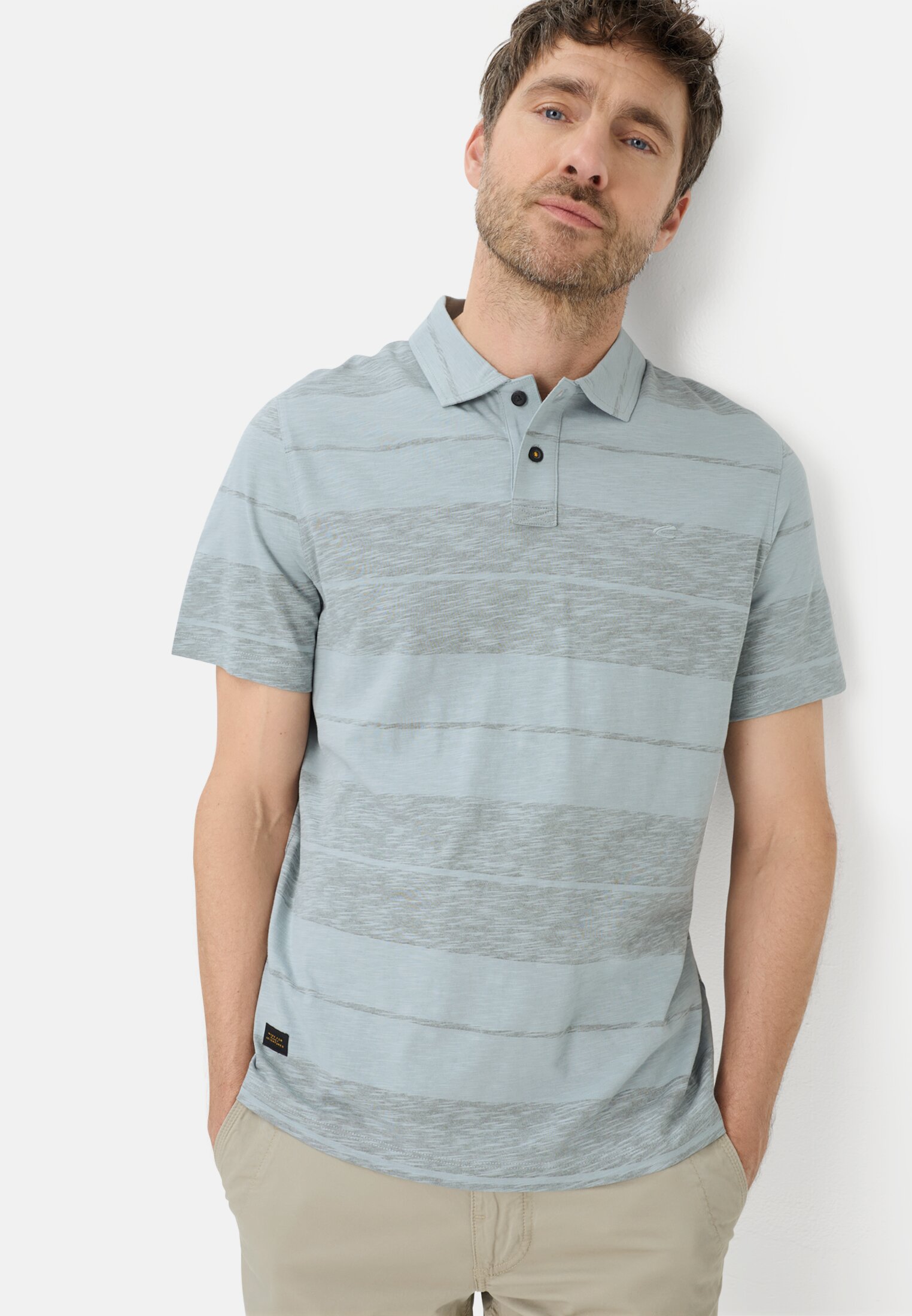 Herren Poloshirt aus reiner Baumwolle Sturmblau getragen emotional