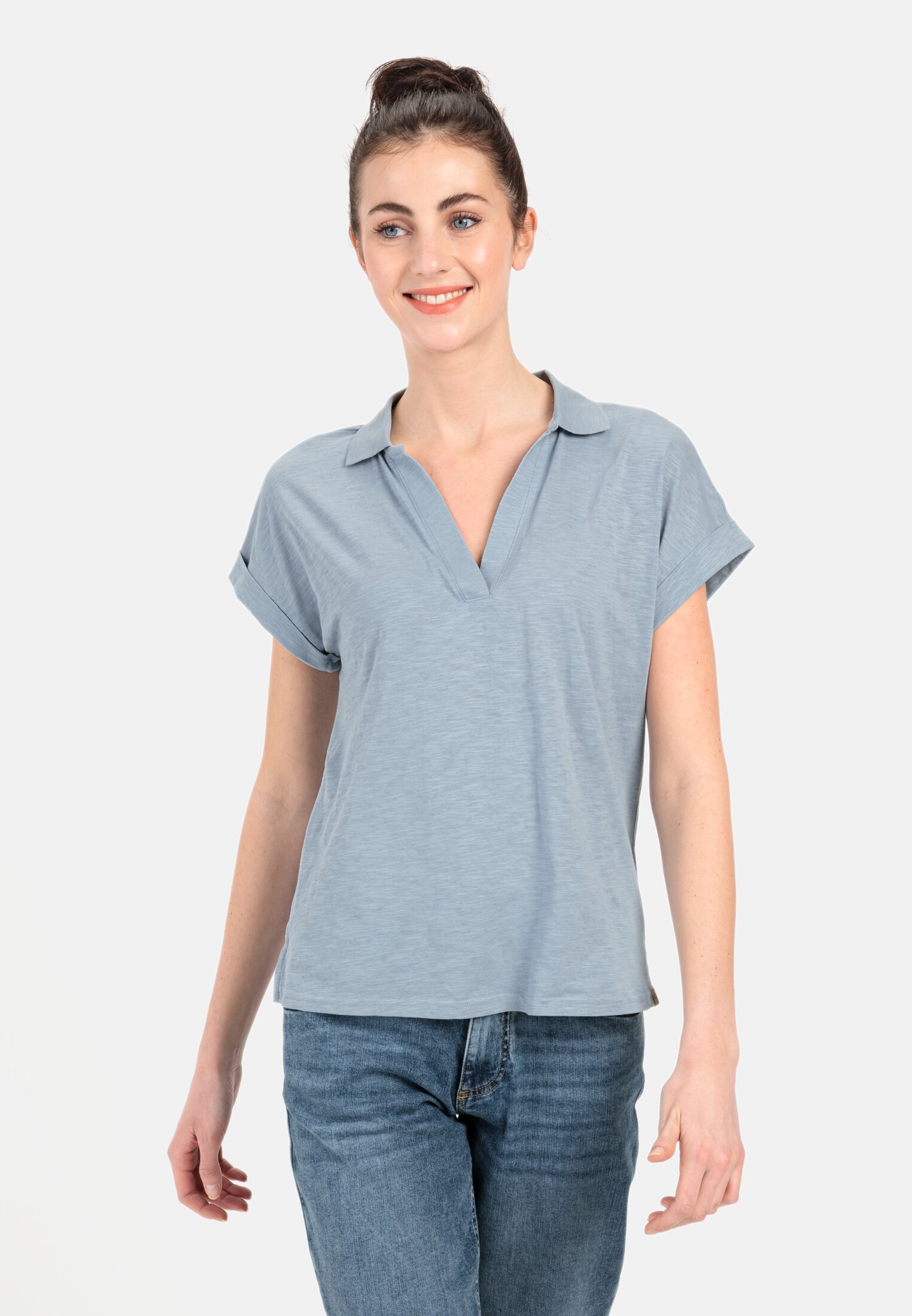Damen T-Shirt mit Polokragen aus Organic Cotton Blau-Grau getragen vorn