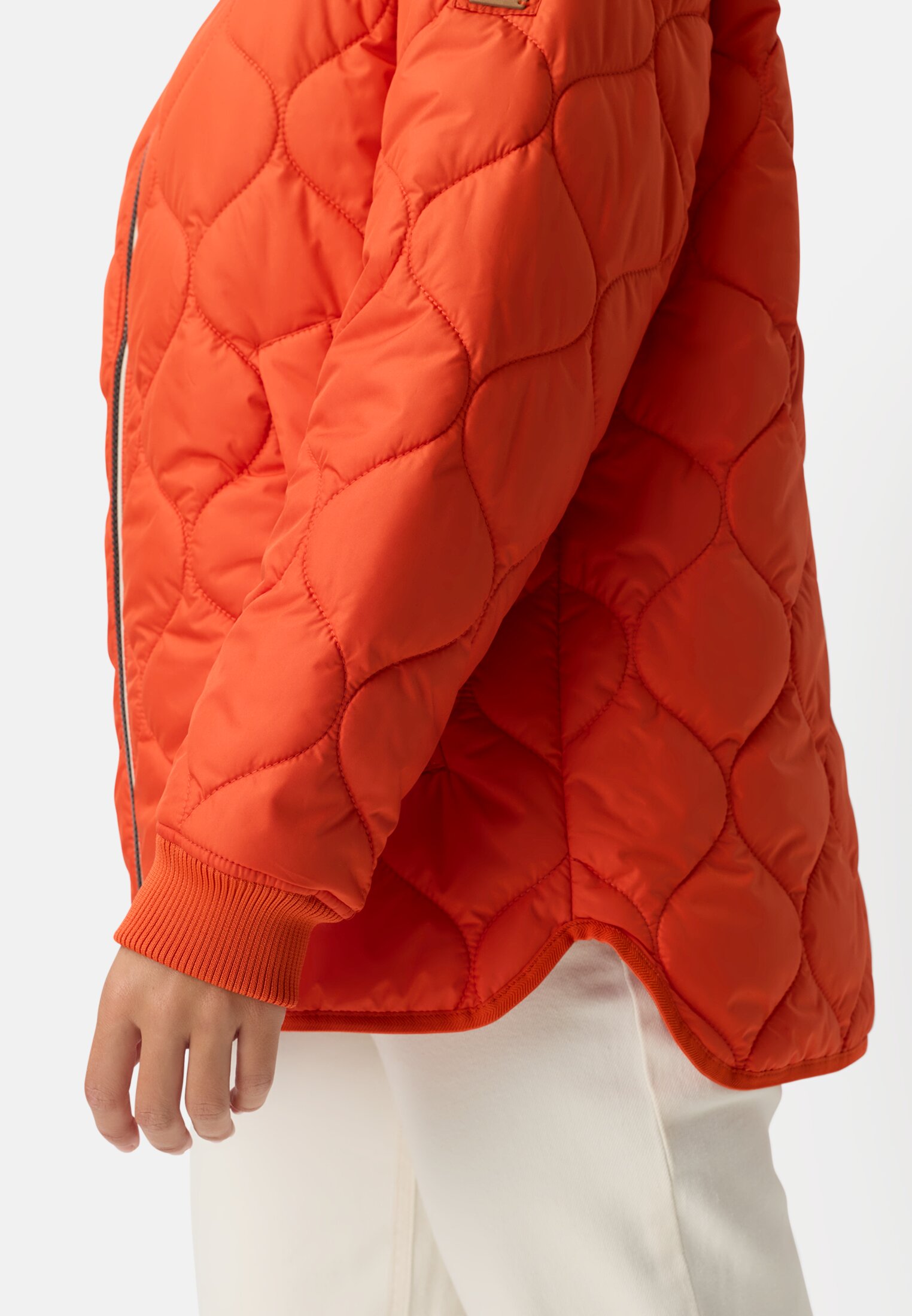 Women Water-repellent oversized jacket with 2-way zipper Orange worn detail close
