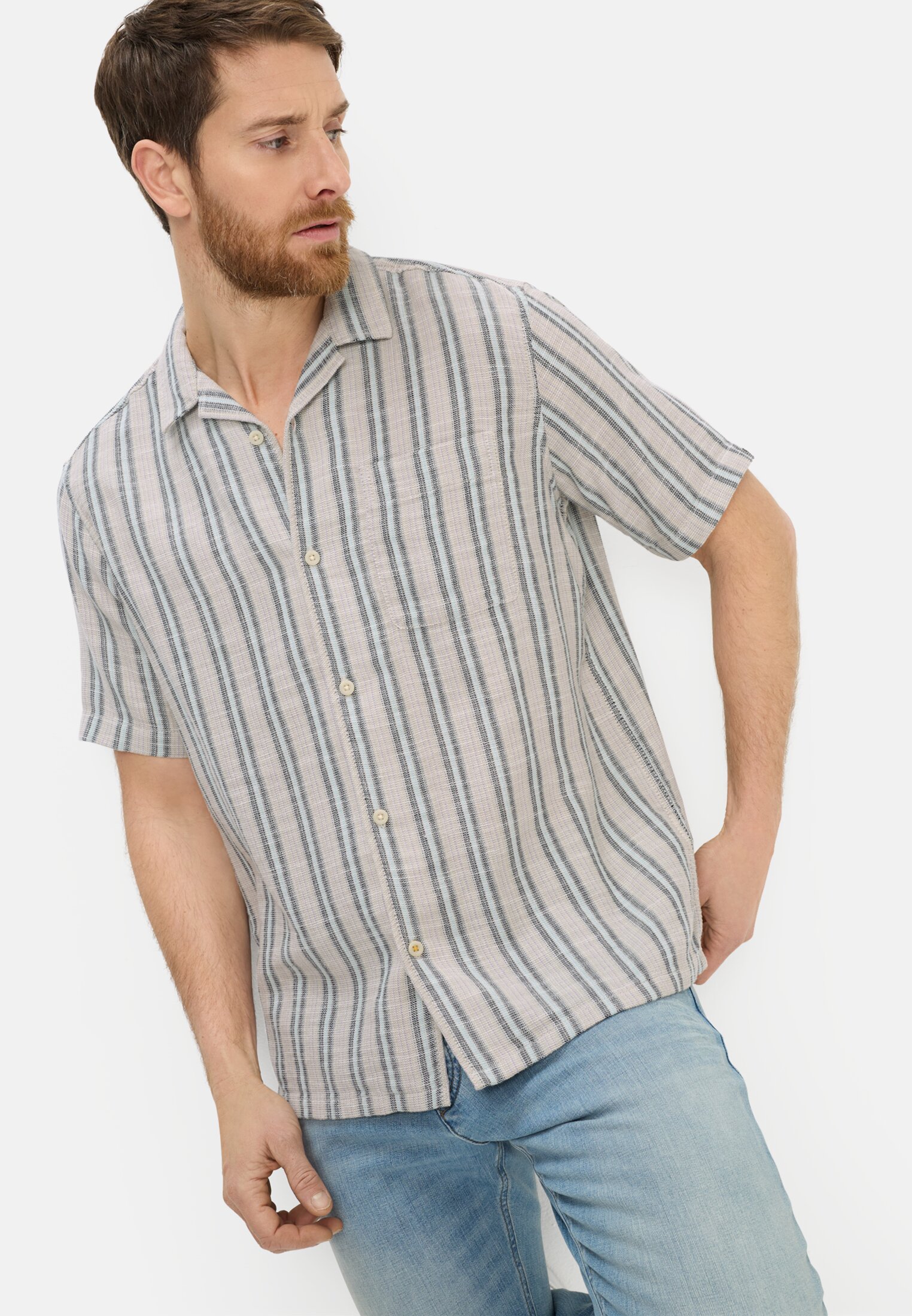 Herren Baumwollhemd mit Brusttasche Indigoblau getragen emotional