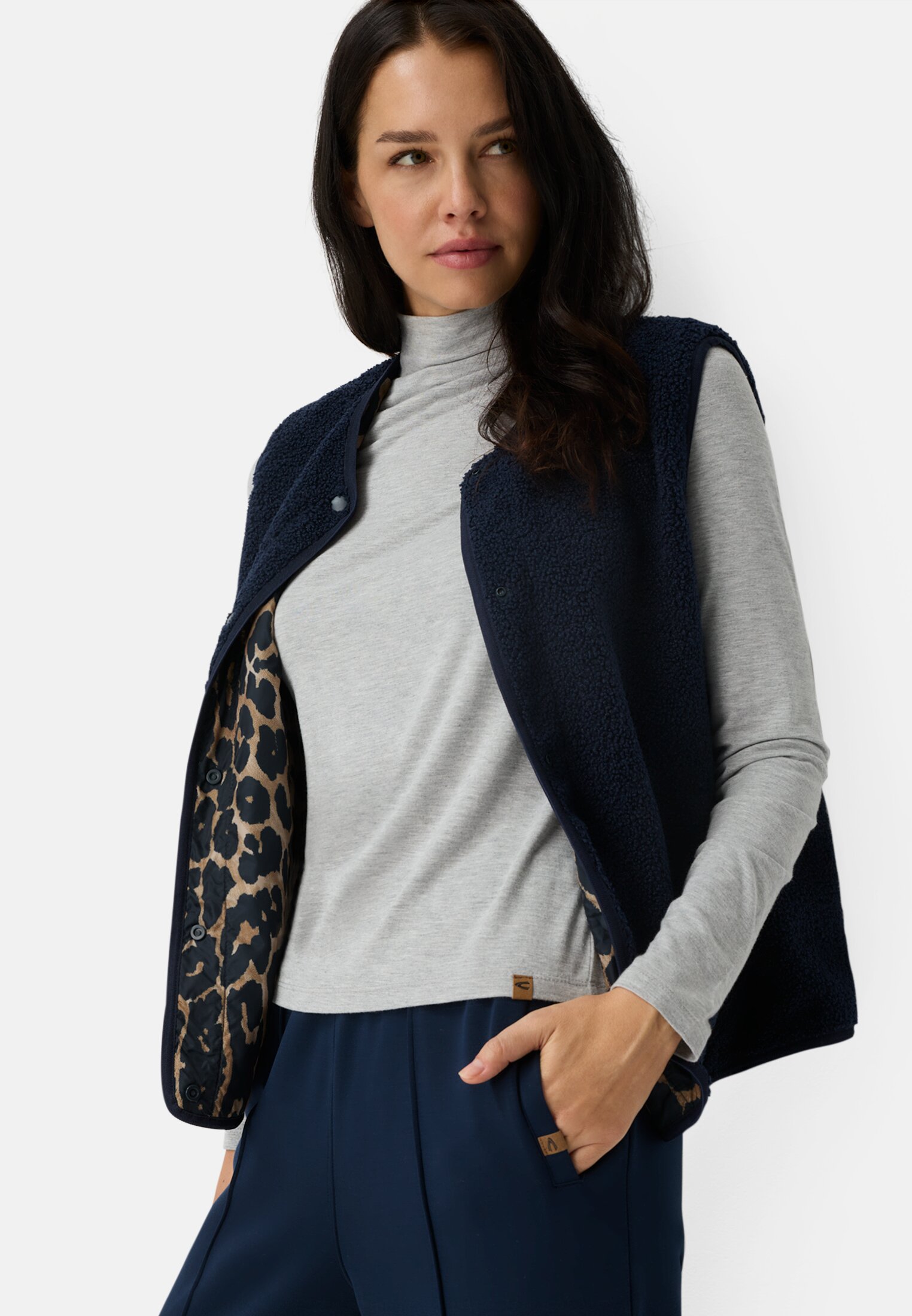 Vrouwen Fleece vest met knoopsluiting Donkerblauw gedragen emotional 