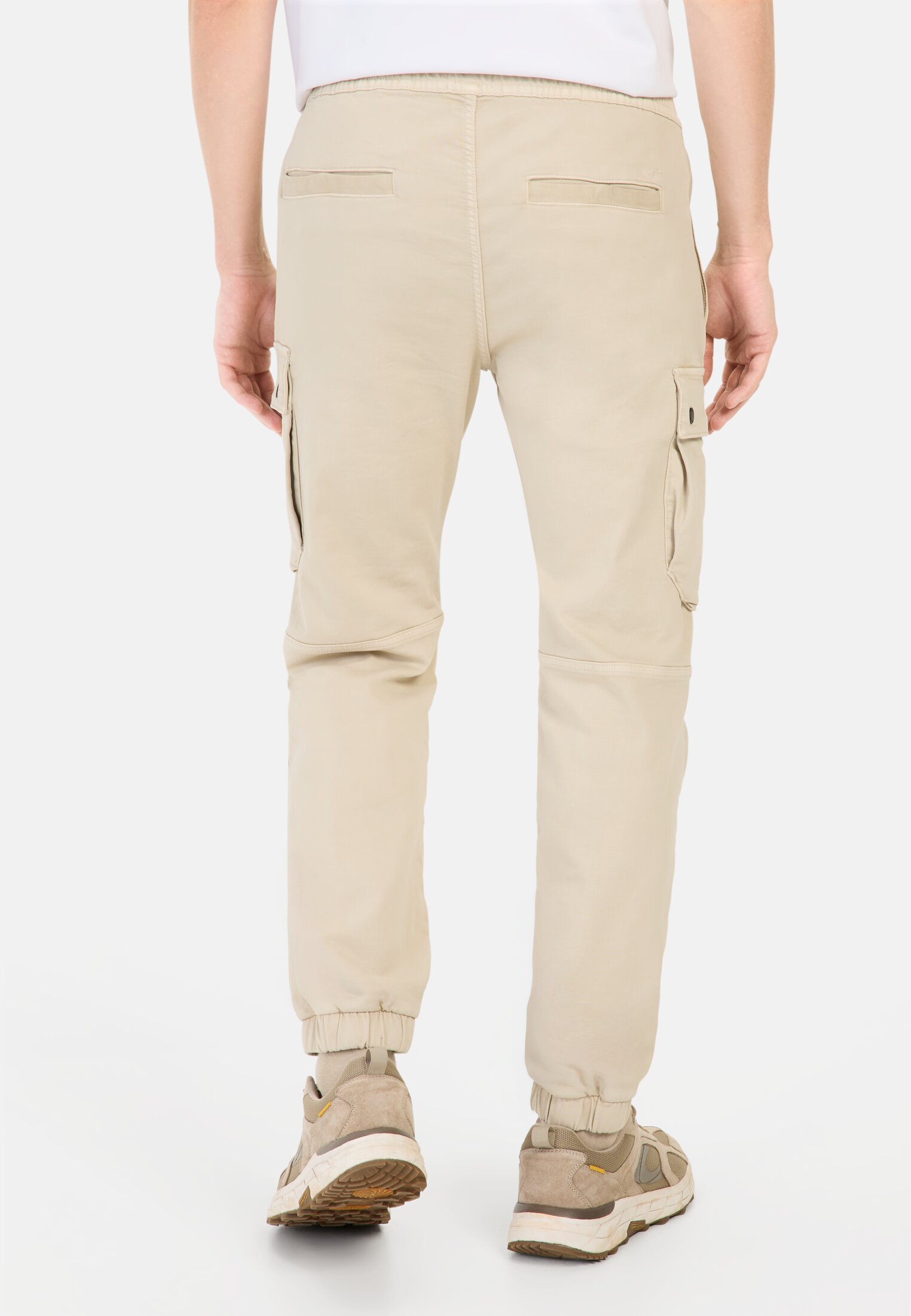 Herren Cargohose im Relaxed Fit Beige getragen hinten