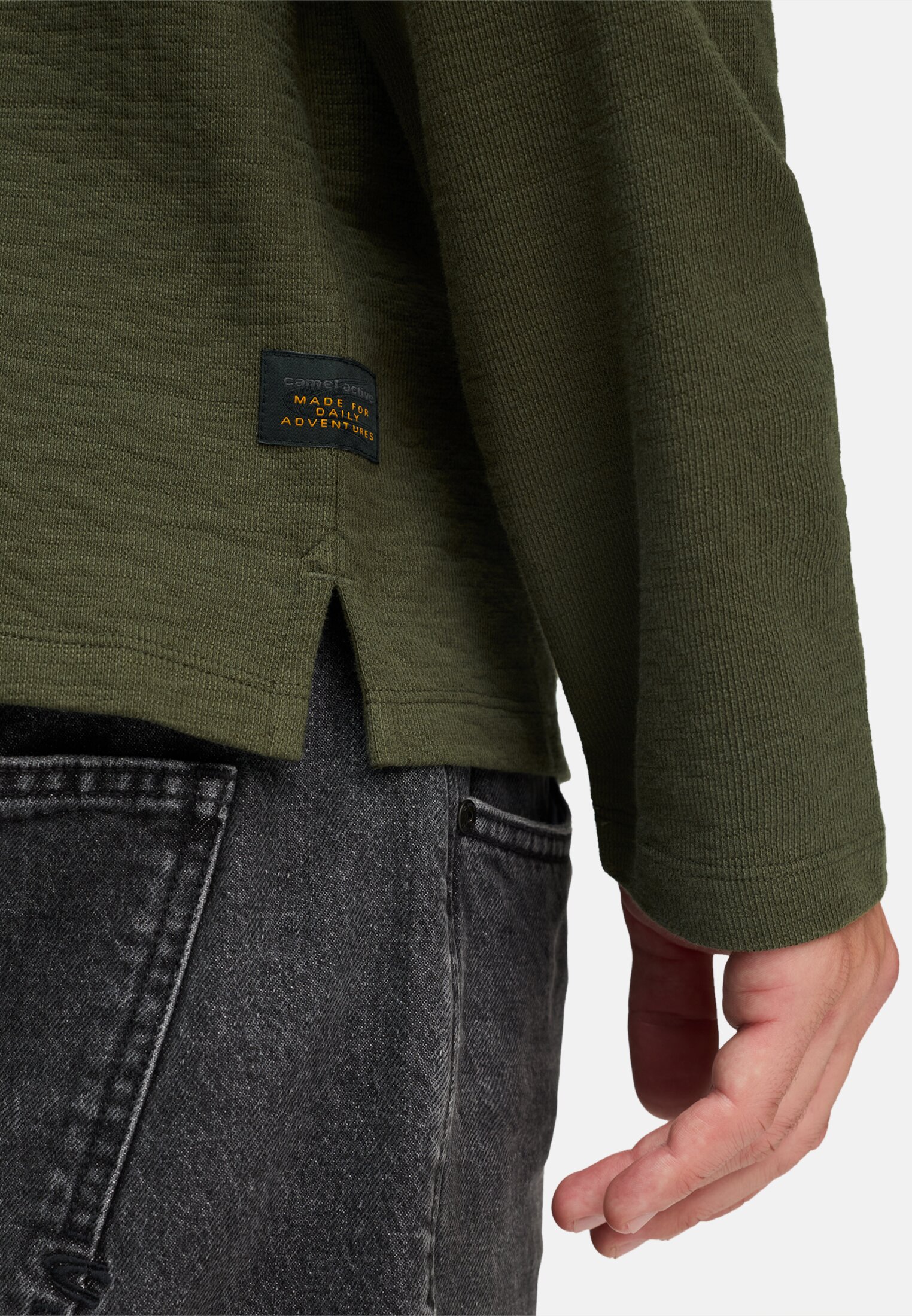 Heren Henleyshirt van puur katoen Bosgroen gedragen detail dichtbij  