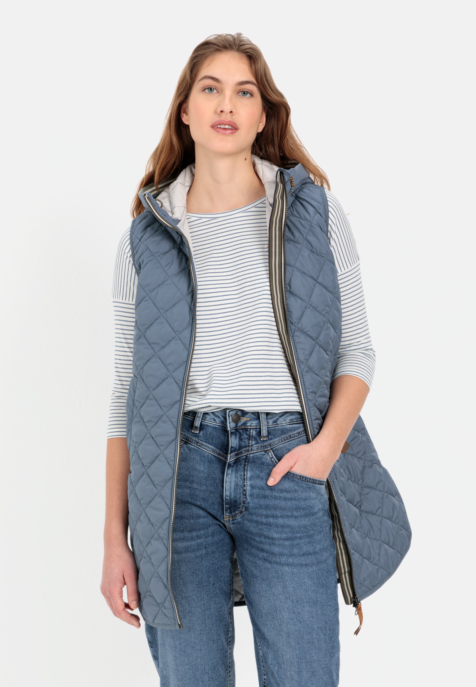 Damen Lange Steppweste aus recyceltem Polyester Hellblau getragen vorn
